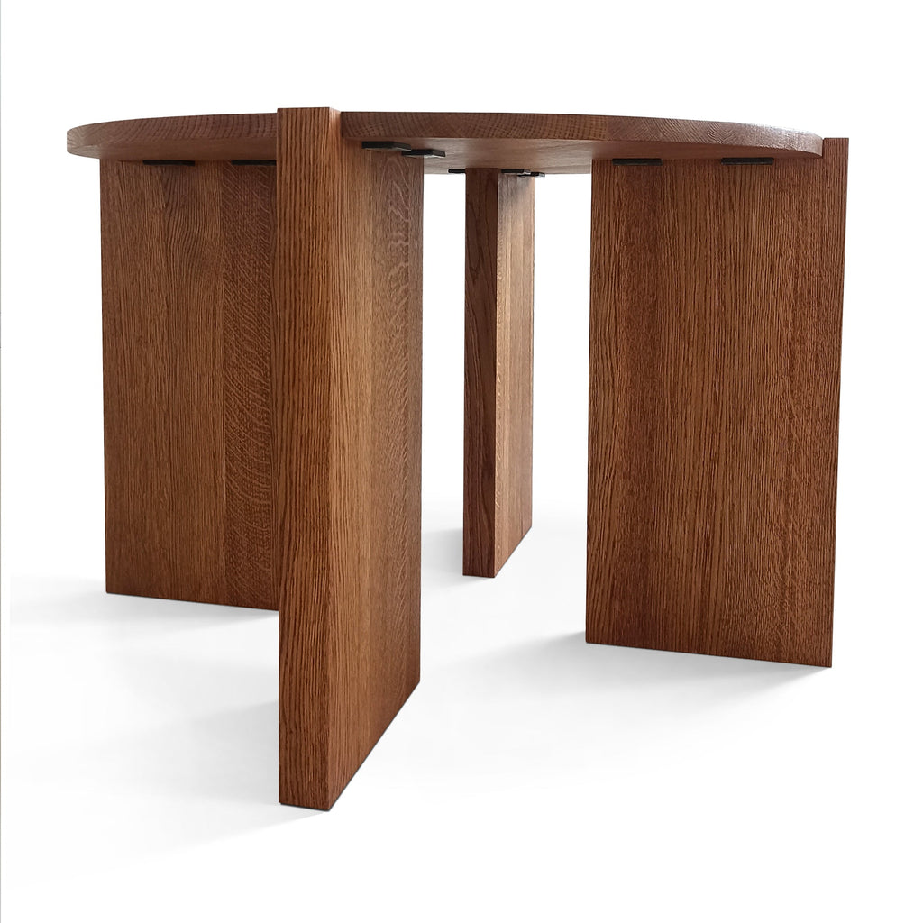 Table basse en chêne - La table basse en chêne présente un design minimaliste Japandi - fabriquée en chêne naturel avec un plateau rond et lisse de 2 cm d'épaisseur
