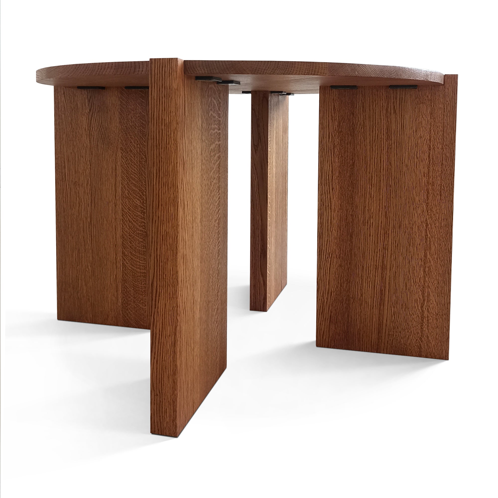 Table basse en chêne - La table basse en chêne présente un design minimaliste Japandi - fabriquée en chêne naturel avec un plateau rond et lisse de 2 cm d'épaisseur