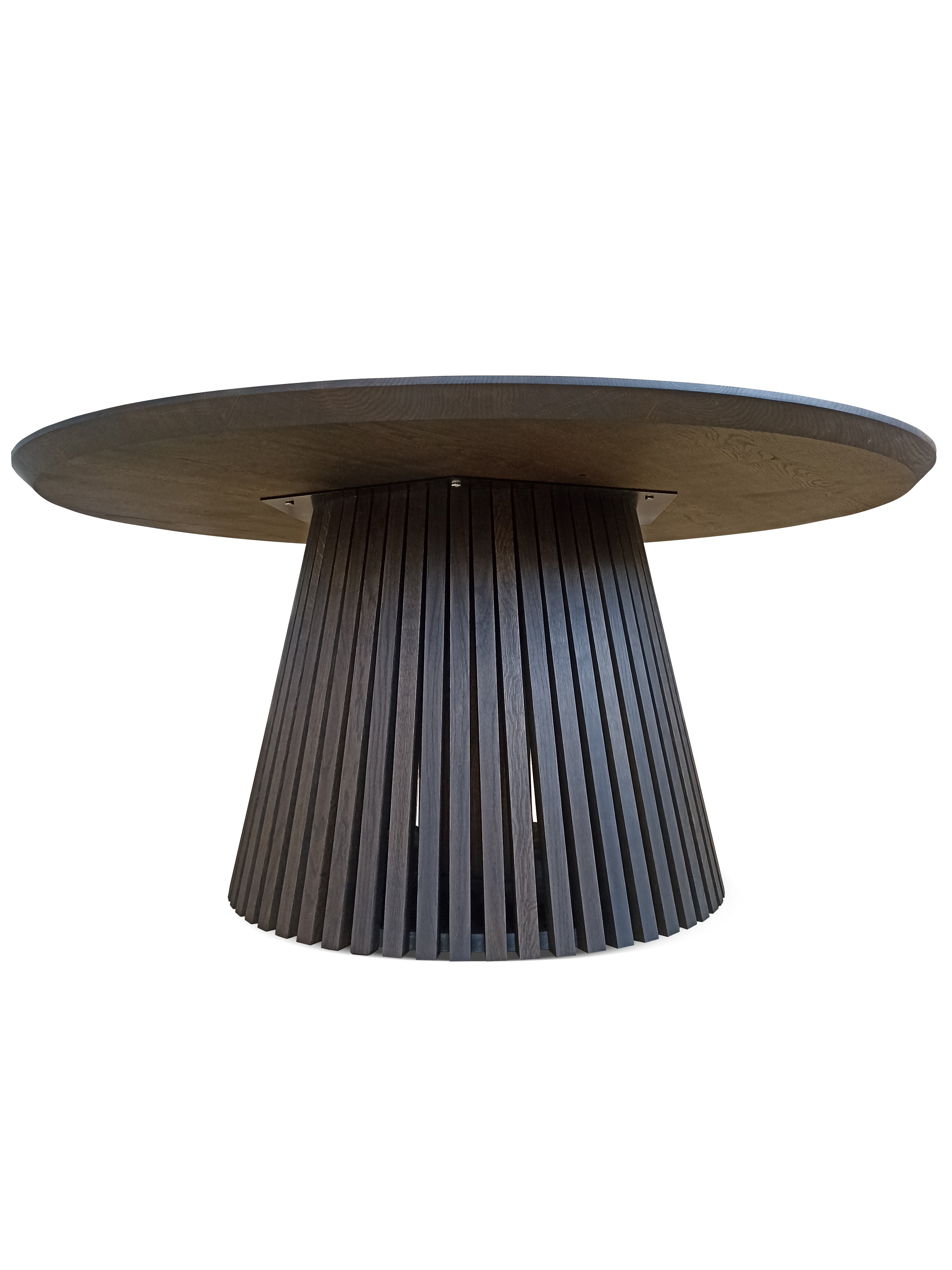 Table à manger ronde extensible en chêne fusain – dotée de son pied à facettes distinctif – est un chef-d'œuvre unique et sur mesure qui allie modernité