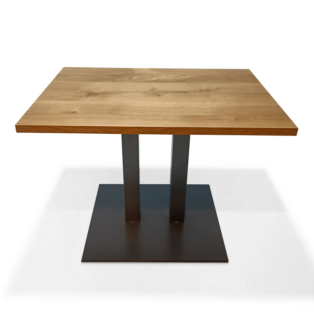 Table de salle à manger sur pied – VEUILLEZ NOUS CONTACTER PAR COURRIEL POUR UN DEVIS. La table de salle à manger/bar allie élégance et fonctionnalité grâce à son plateau en chêne ultra-durable.
