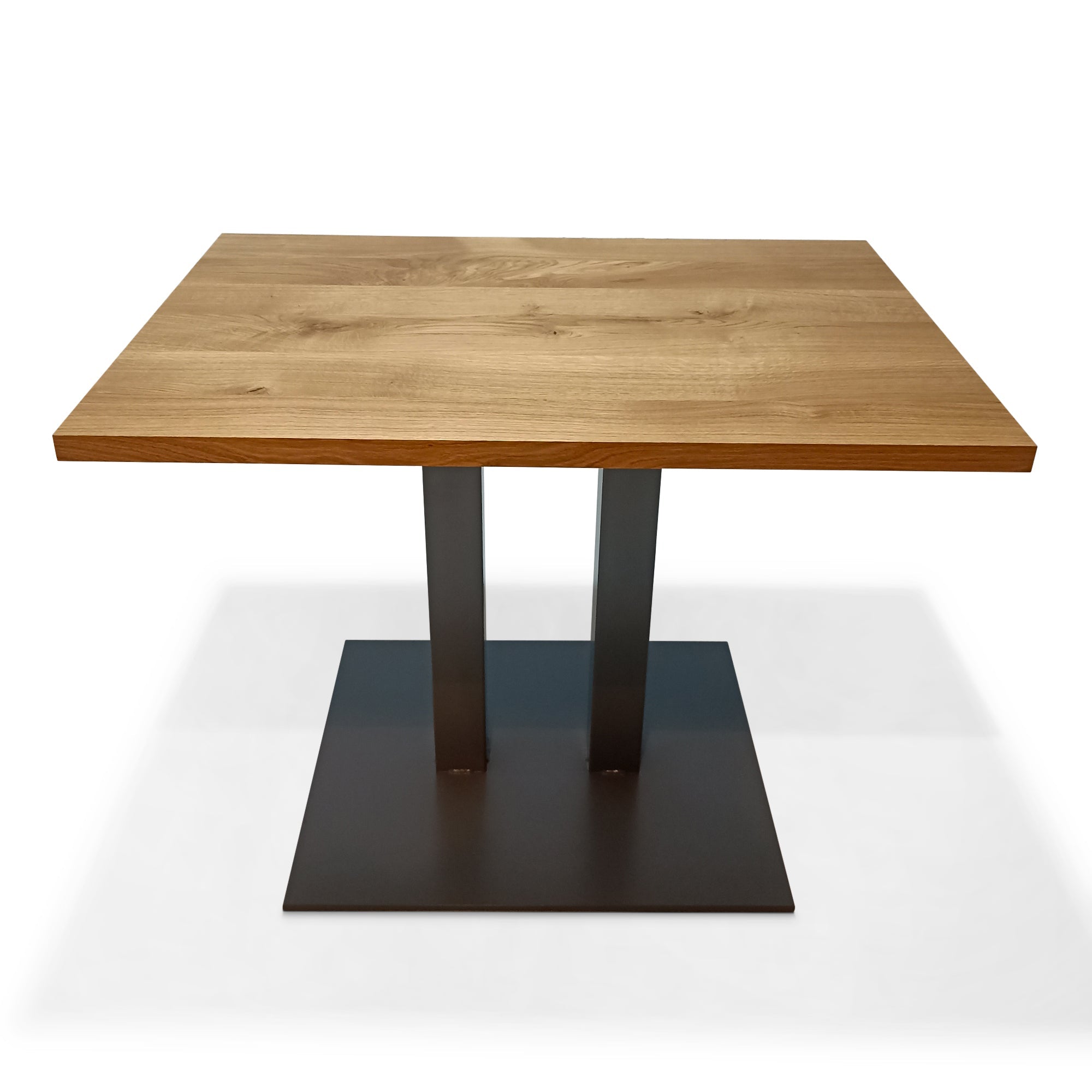 Table de salle à manger sur pied – VEUILLEZ NOUS CONTACTER PAR COURRIEL POUR UN DEVIS. La table de salle à manger/bar allie élégance et fonctionnalité grâce à son plateau en chêne ultra-durable.
