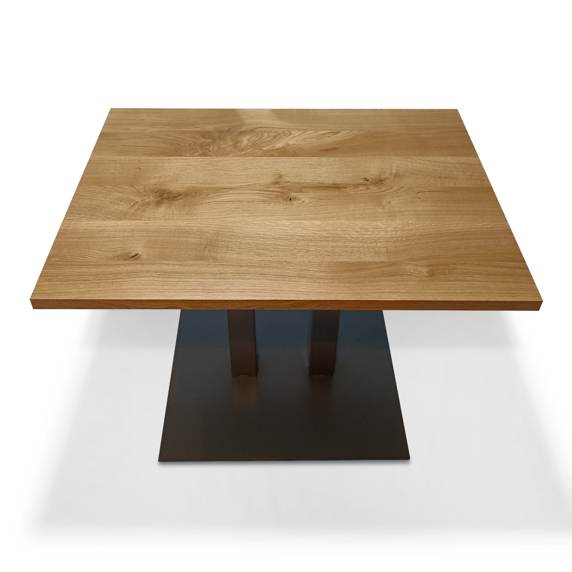 Table de salle à manger sur pied – VEUILLEZ NOUS CONTACTER PAR COURRIEL POUR UN DEVIS. La table de salle à manger/bar allie élégance et fonctionnalité grâce à son plateau en chêne ultra-durable.