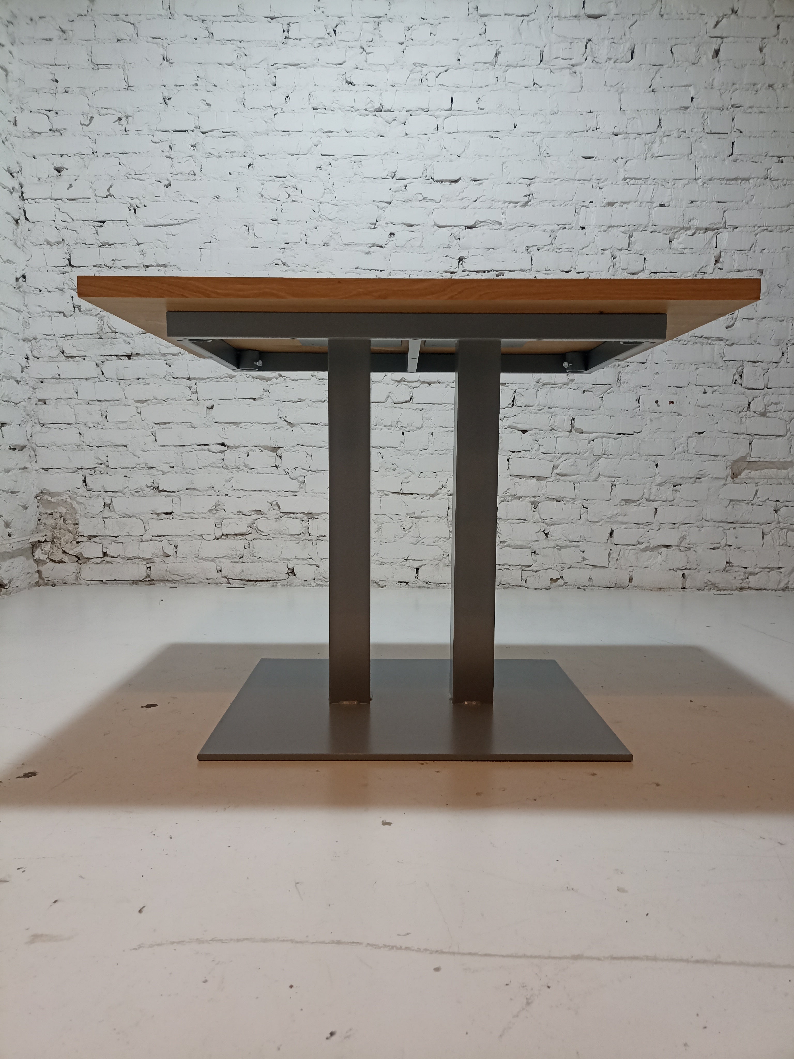 Table de salle à manger sur pied – VEUILLEZ NOUS CONTACTER PAR COURRIEL POUR UN DEVIS. La table de salle à manger/bar allie élégance et fonctionnalité grâce à son plateau en chêne ultra-durable.