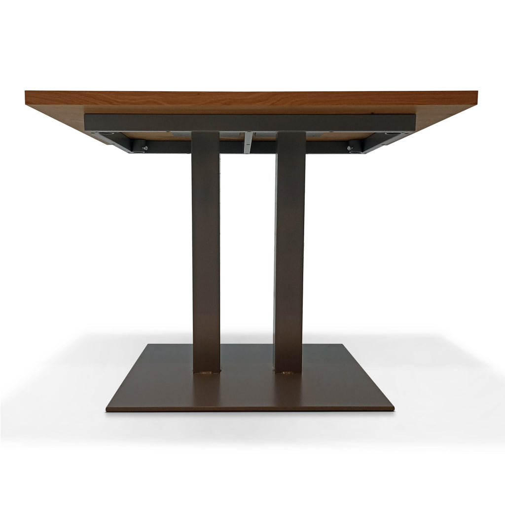Table de salle à manger sur pied – VEUILLEZ NOUS CONTACTER PAR COURRIEL POUR UN DEVIS. La table de salle à manger/bar allie élégance et fonctionnalité grâce à son plateau en chêne ultra-durable.