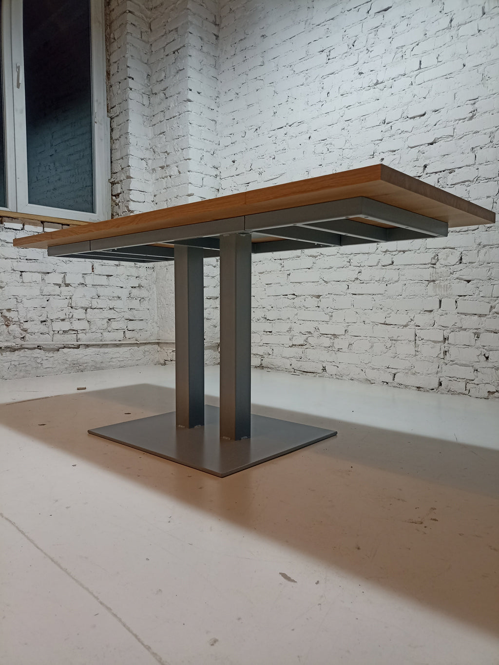 Table de salle à manger sur pied – VEUILLEZ NOUS CONTACTER PAR COURRIEL POUR UN DEVIS. La table de salle à manger/bar allie élégance et fonctionnalité grâce à son plateau en chêne ultra-durable.