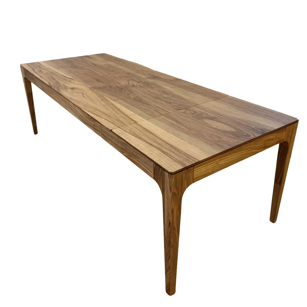 Table à manger extensible en noyer – Fabriquée à la main en bois massif, cette exquise table extensible en noyer est un ajout magnifique à tout intérieur – Son