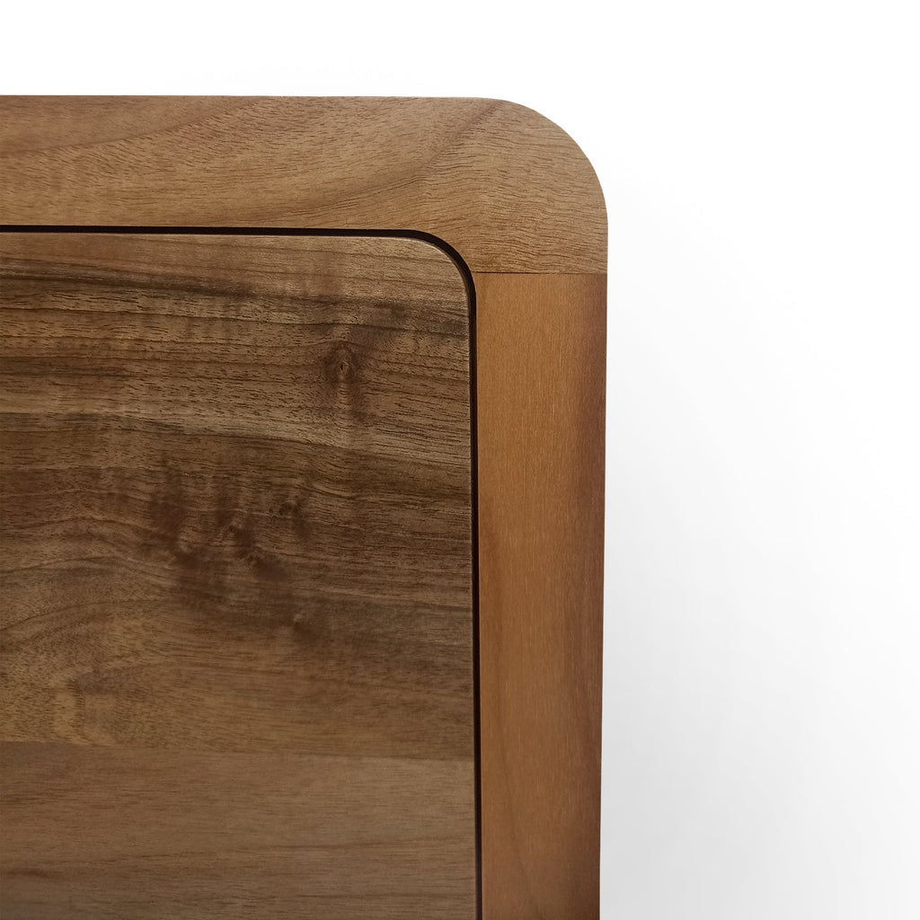 Buffet en noyer - Le buffet en noyer est une pièce élégante et raffinée - Il présente une finition à l'huile Osmo riche et chaleureuse qui met en valeur le grain naturel du bois