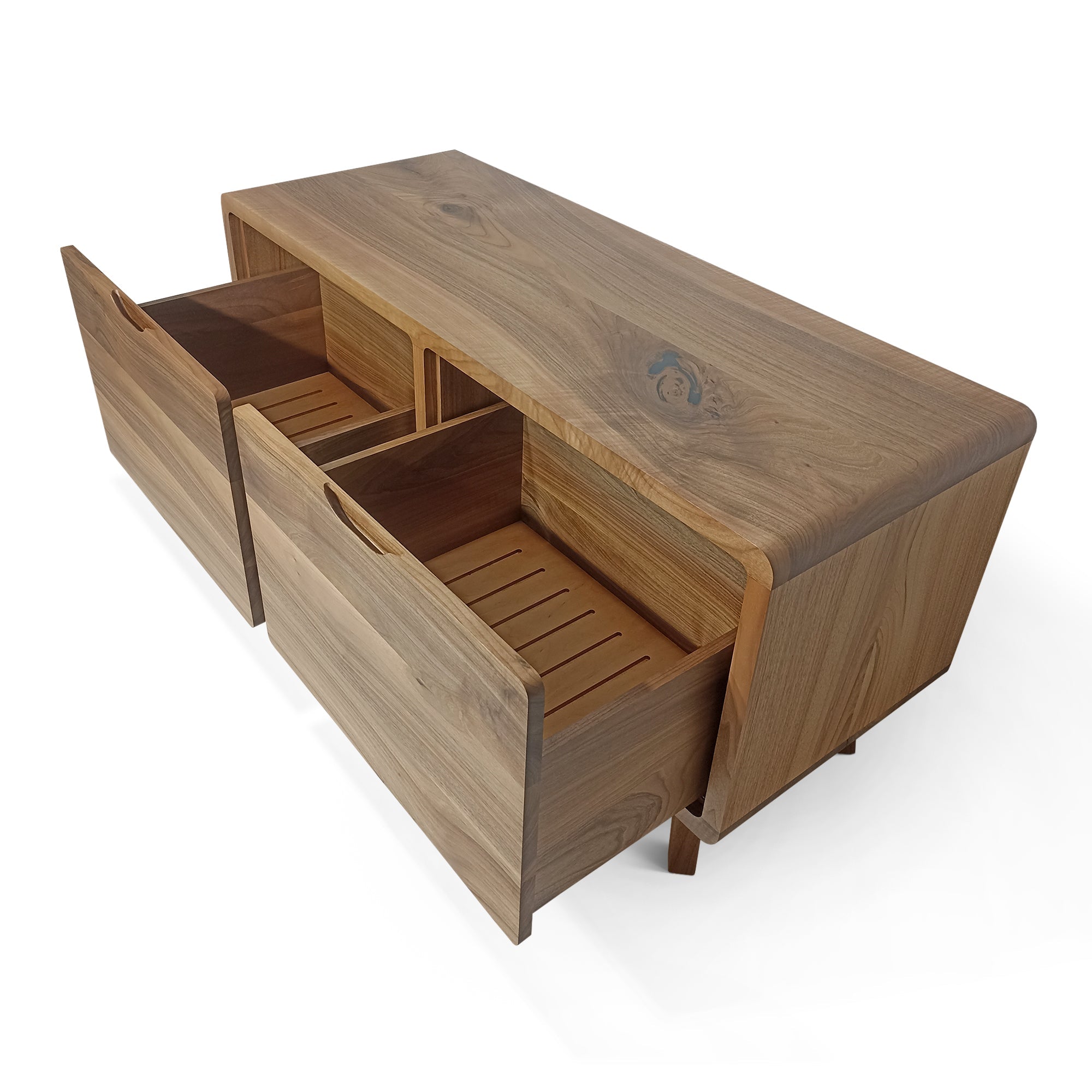 Buffet en noyer - Le buffet en noyer est une pièce élégante et raffinée - Il présente une finition à l'huile Osmo riche et chaleureuse qui met en valeur le grain naturel du bois