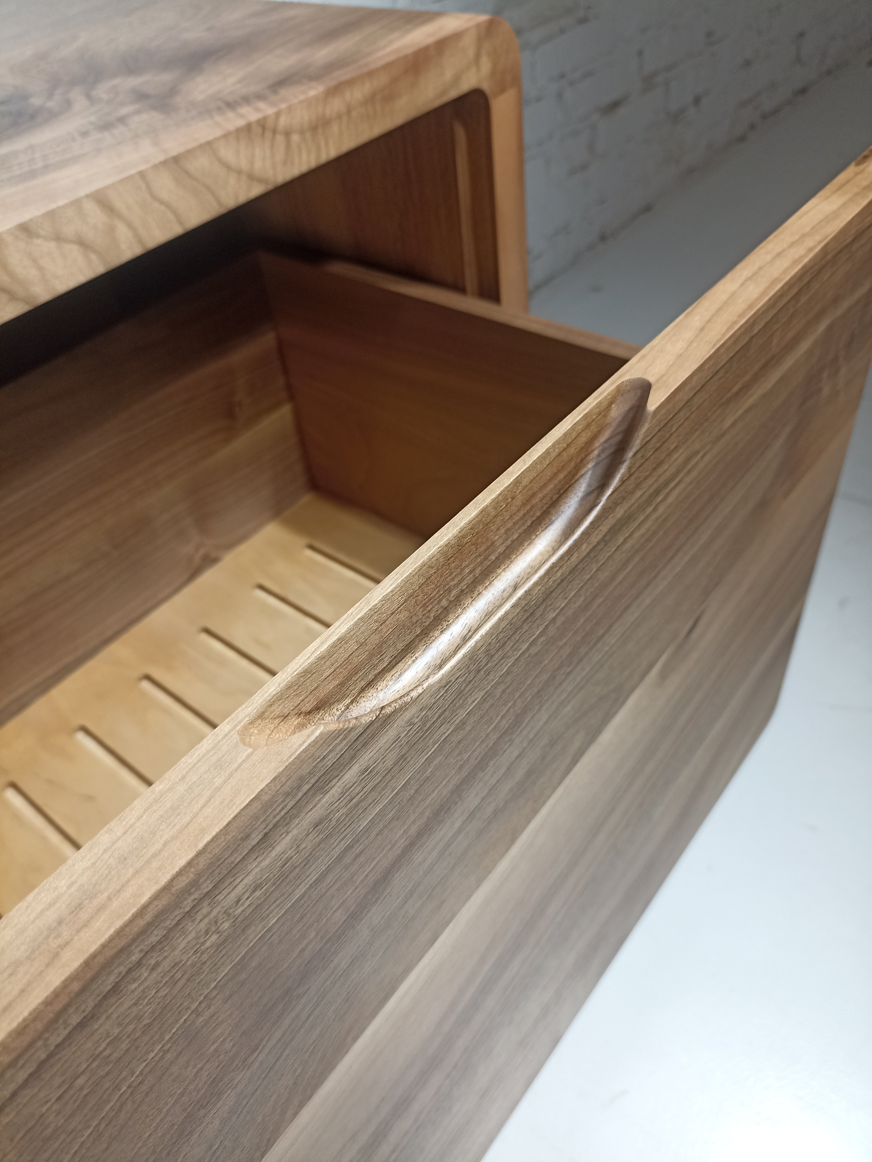Buffet en noyer - Le buffet en noyer est une pièce élégante et raffinée - Il présente une finition à l'huile Osmo riche et chaleureuse qui met en valeur le grain naturel du bois