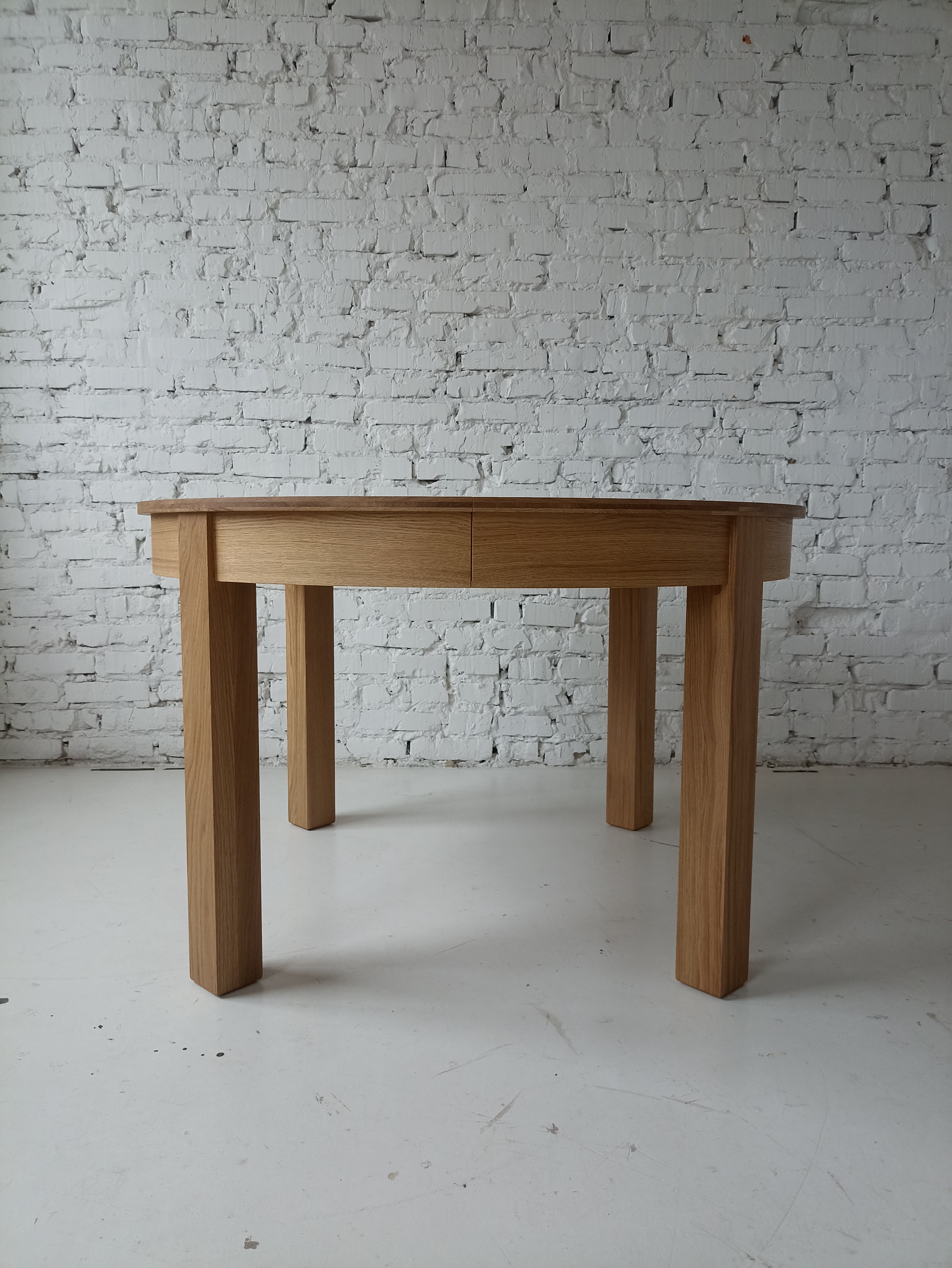 Table à rallonge avec rallonge intégrée - La table - fabriquée en chêne massif ou en placage - incarne le charme classique et la durabilité - Sa forme ronde