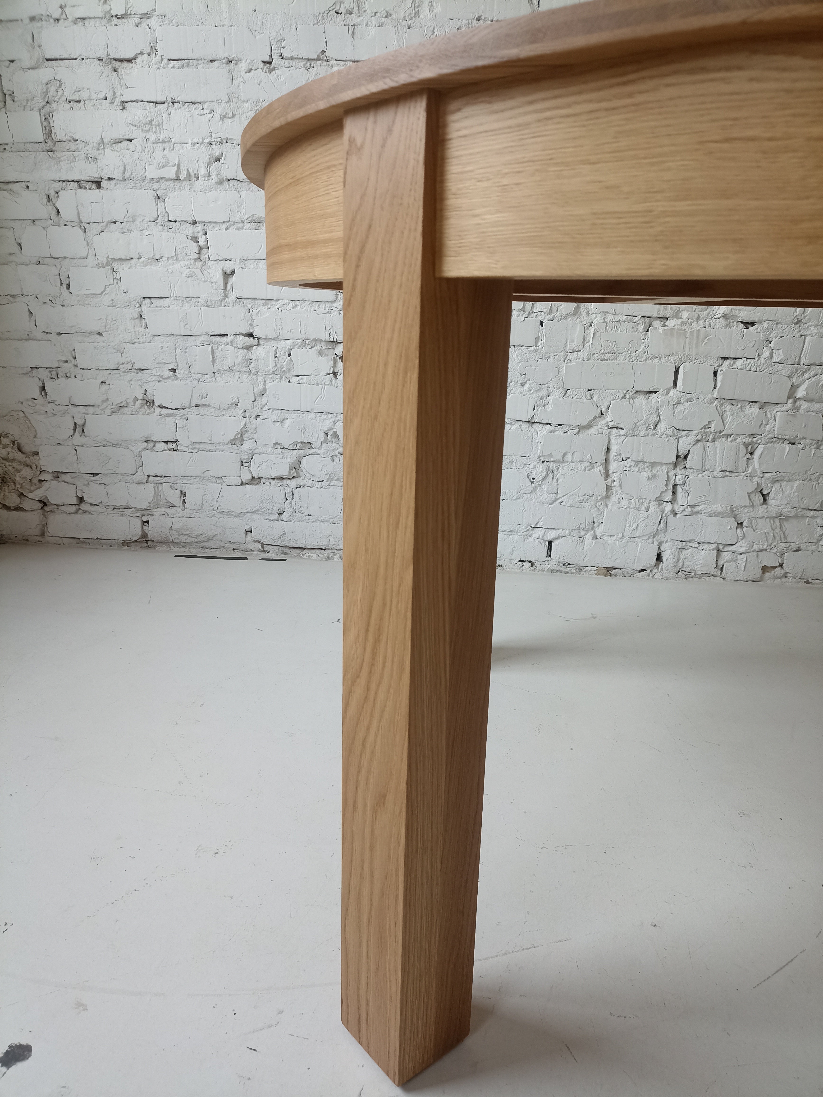 Table à rallonge avec rallonge intégrée - La table - fabriquée en chêne massif ou en placage - incarne le charme classique et la durabilité - Sa forme ronde