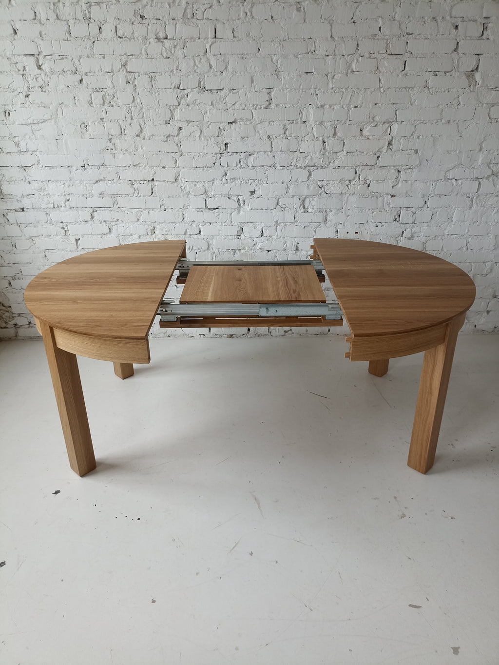 Table à rallonge avec rallonge intégrée - La table - fabriquée en chêne massif ou en placage - incarne le charme classique et la durabilité - Sa forme ronde