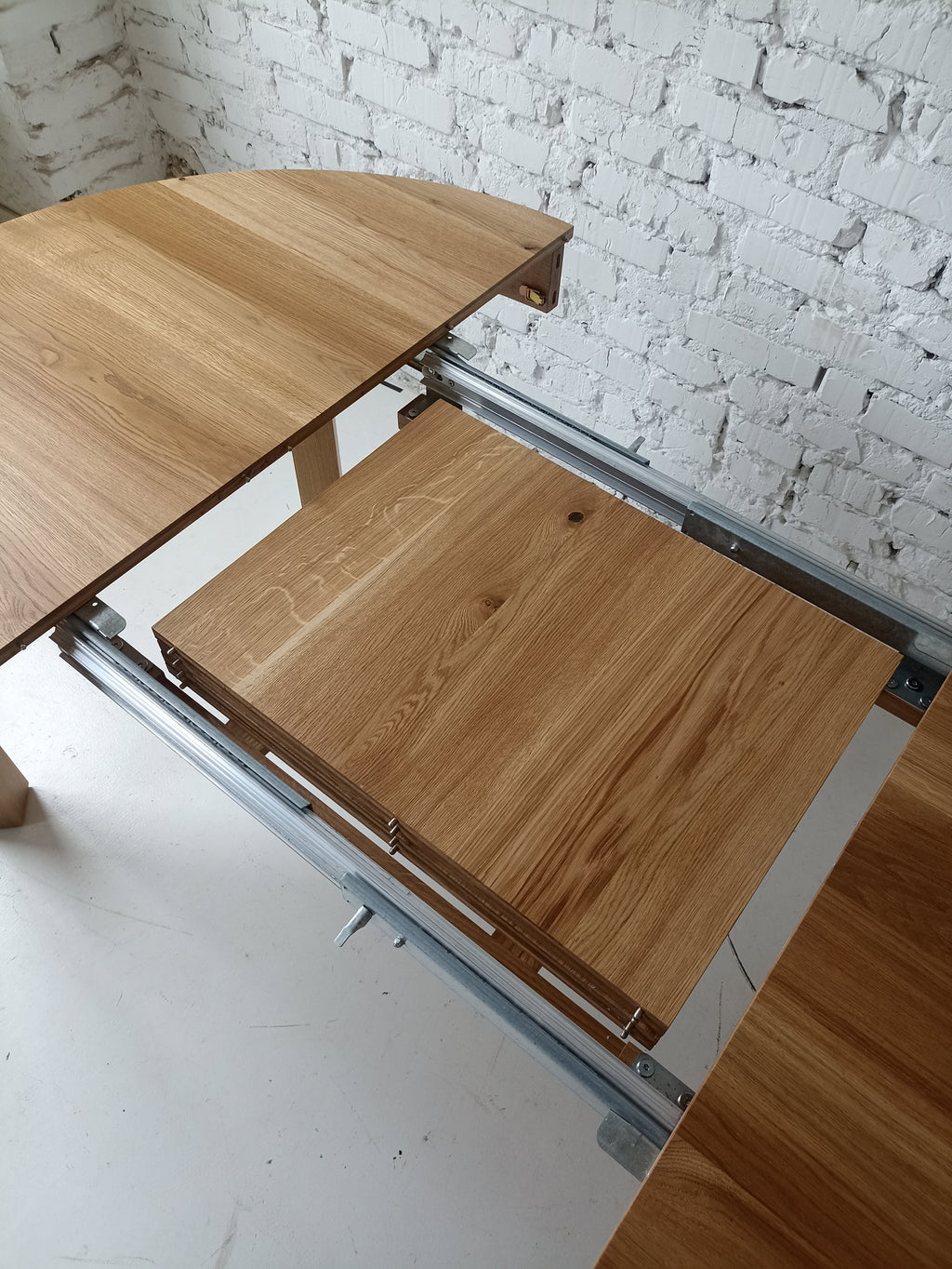 Table à rallonge avec rallonge intégrée - La table - fabriquée en chêne massif ou en placage - incarne le charme classique et la durabilité - Sa forme ronde