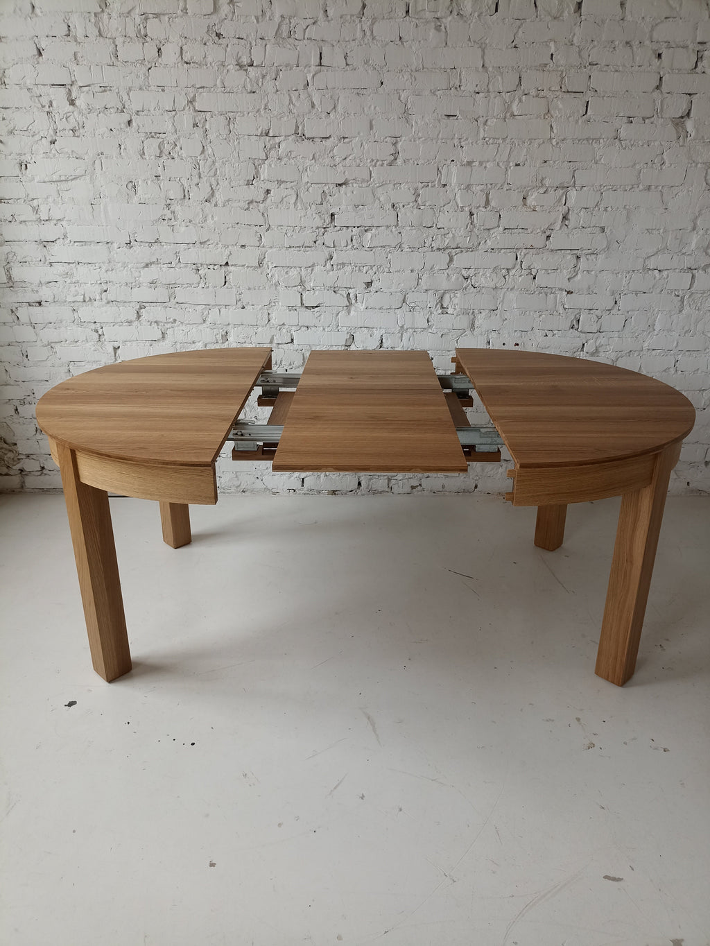 Table à rallonge avec rallonge intégrée - La table - fabriquée en chêne massif ou en placage - incarne le charme classique et la durabilité - Sa forme ronde