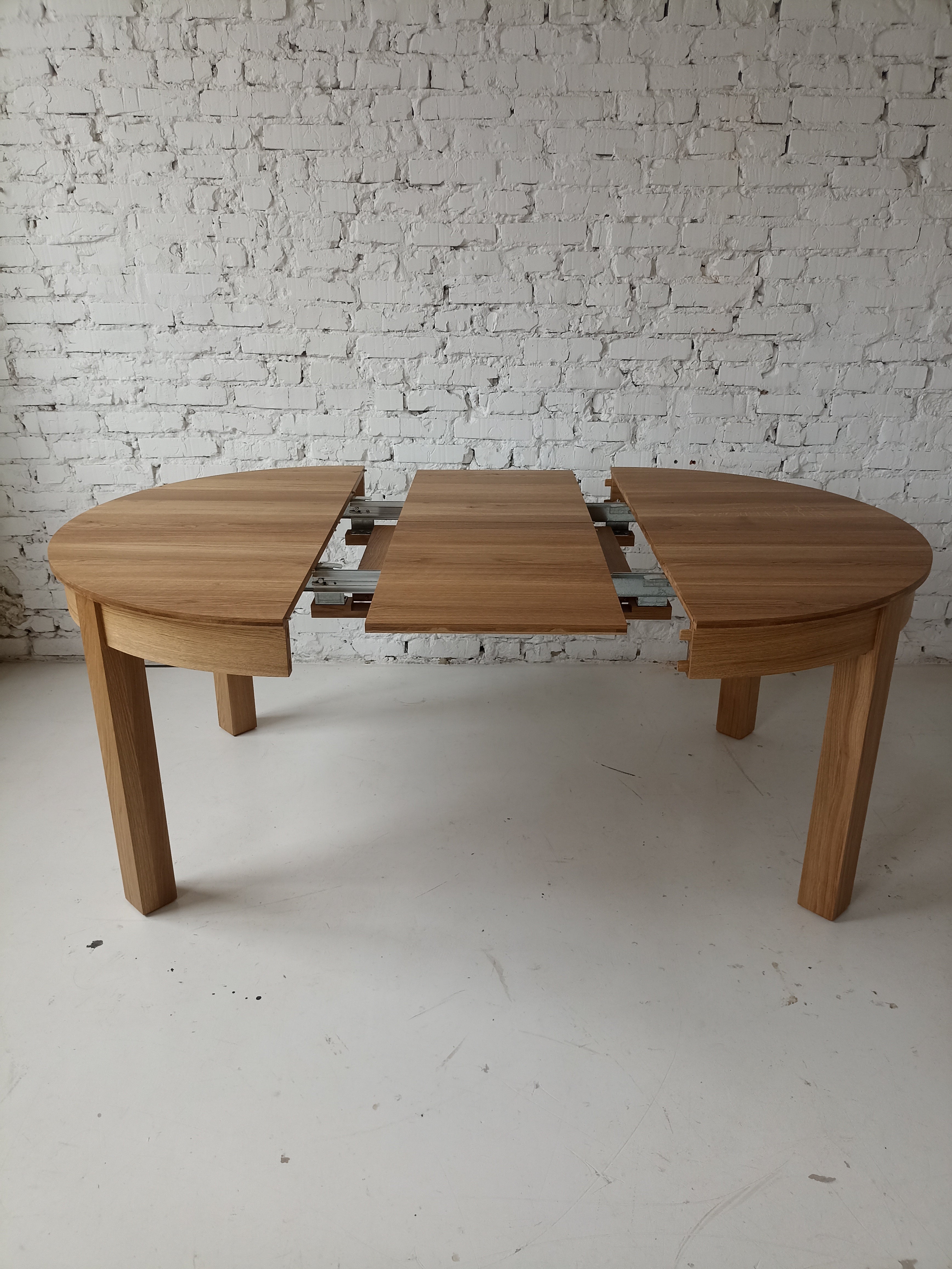 Table à rallonge avec rallonge intégrée - La table - fabriquée en chêne massif ou en placage - incarne le charme classique et la durabilité - Sa forme ronde