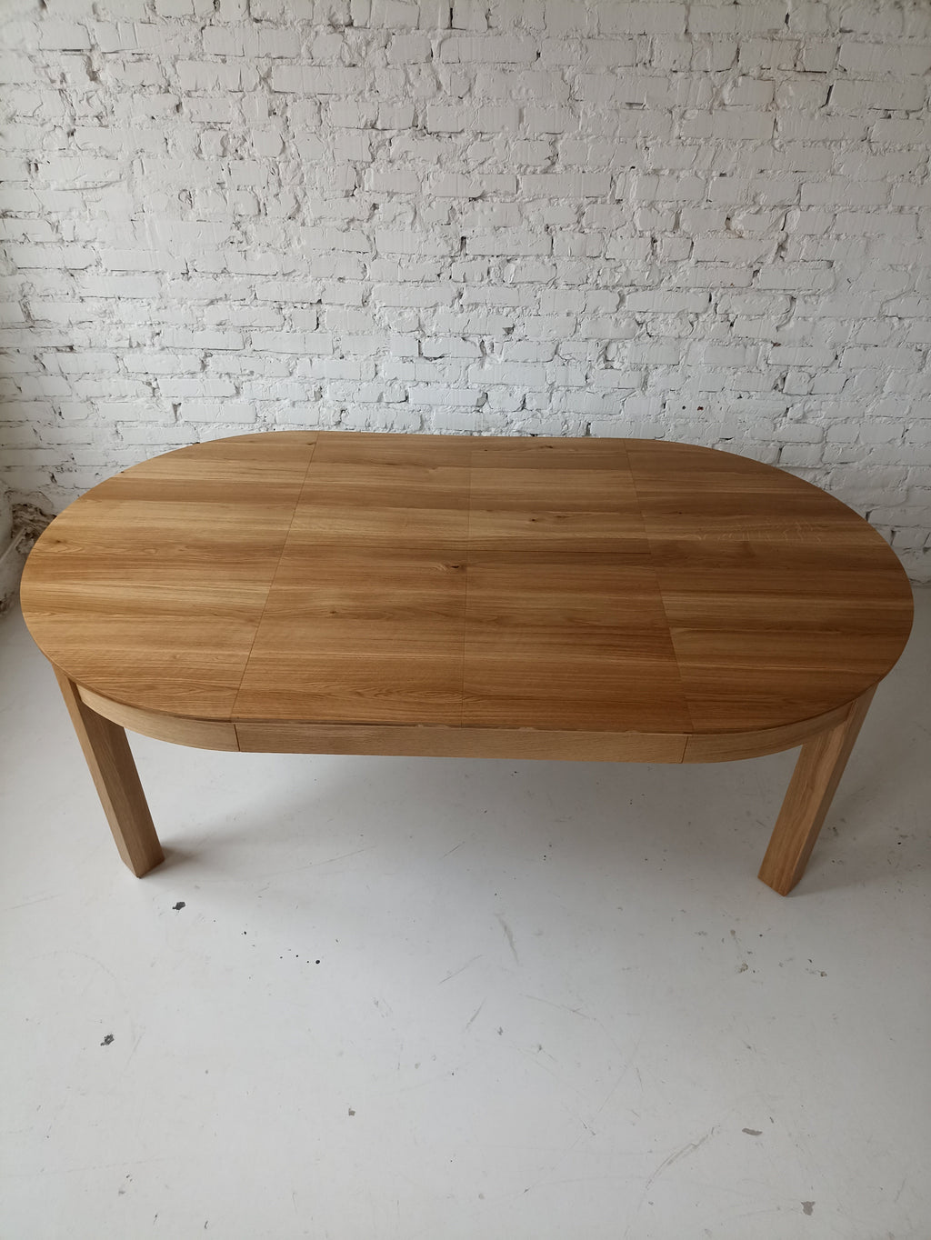 Table à rallonge avec rallonge intégrée - La table - fabriquée en chêne massif ou en placage - incarne le charme classique et la durabilité - Sa forme ronde