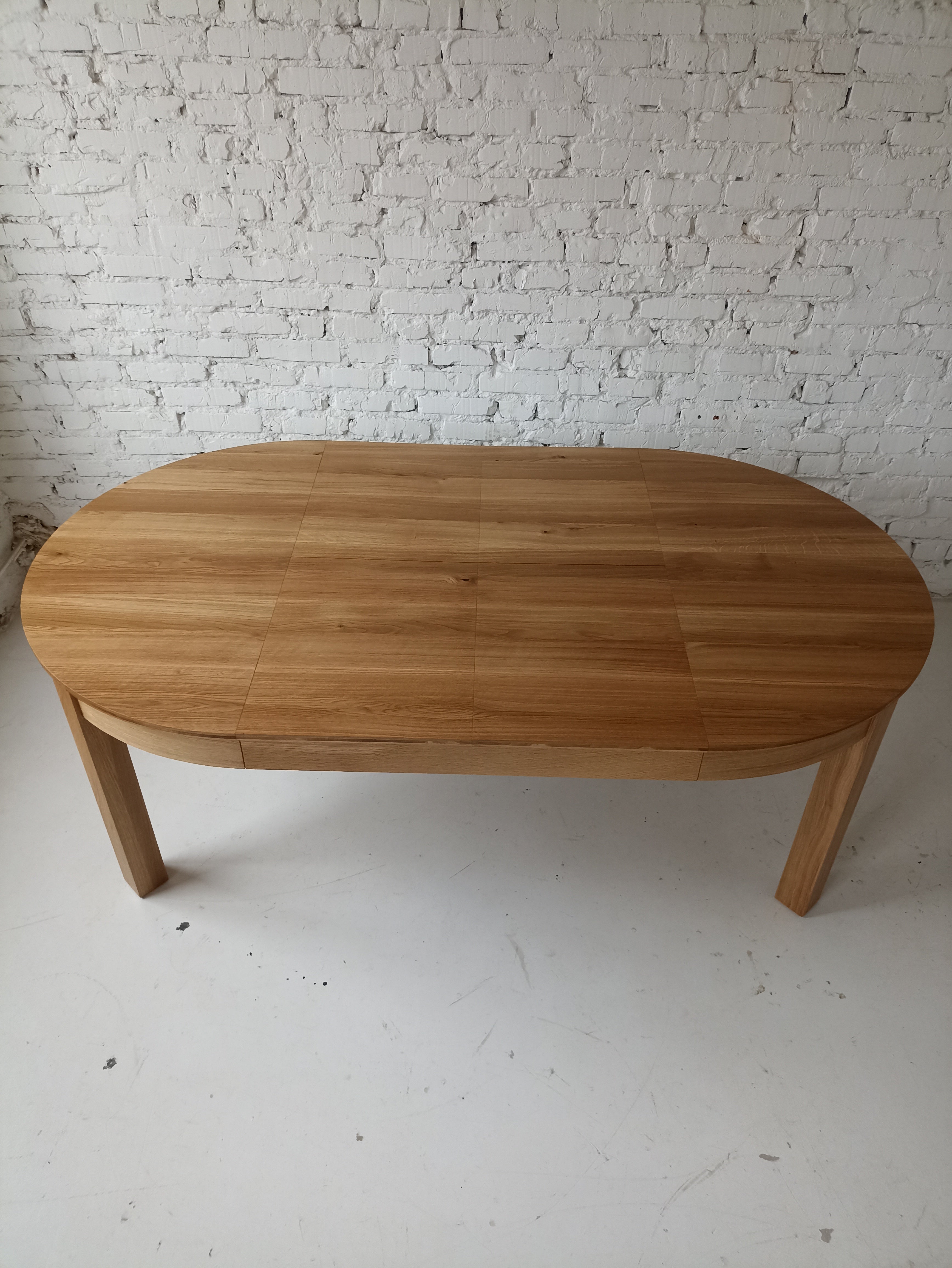 Table à rallonge avec rallonge intégrée - La table - fabriquée en chêne massif ou en placage - incarne le charme classique et la durabilité - Sa forme ronde