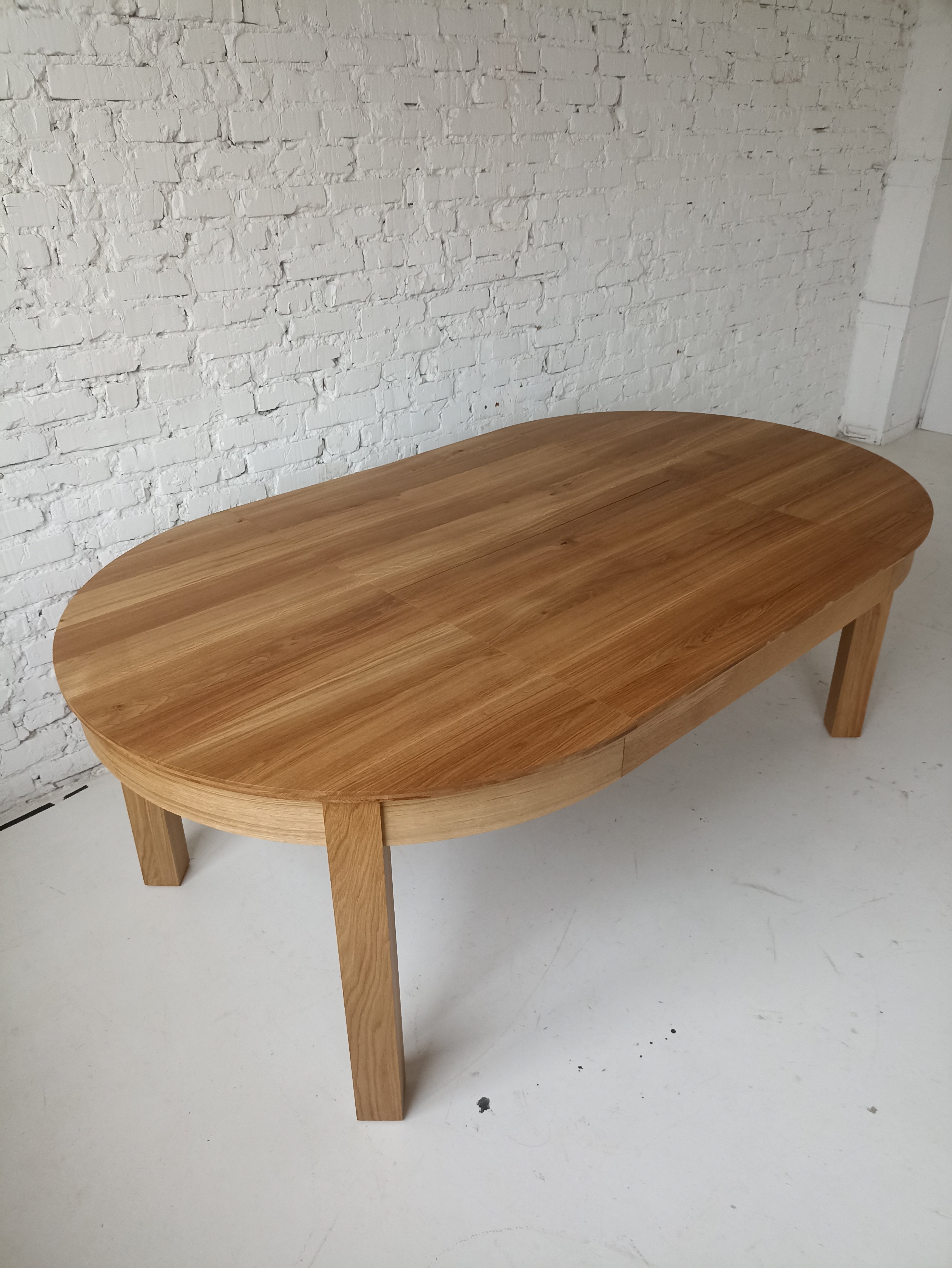Table à rallonge avec rallonge intégrée - La table - fabriquée en chêne massif ou en placage - incarne le charme classique et la durabilité - Sa forme ronde