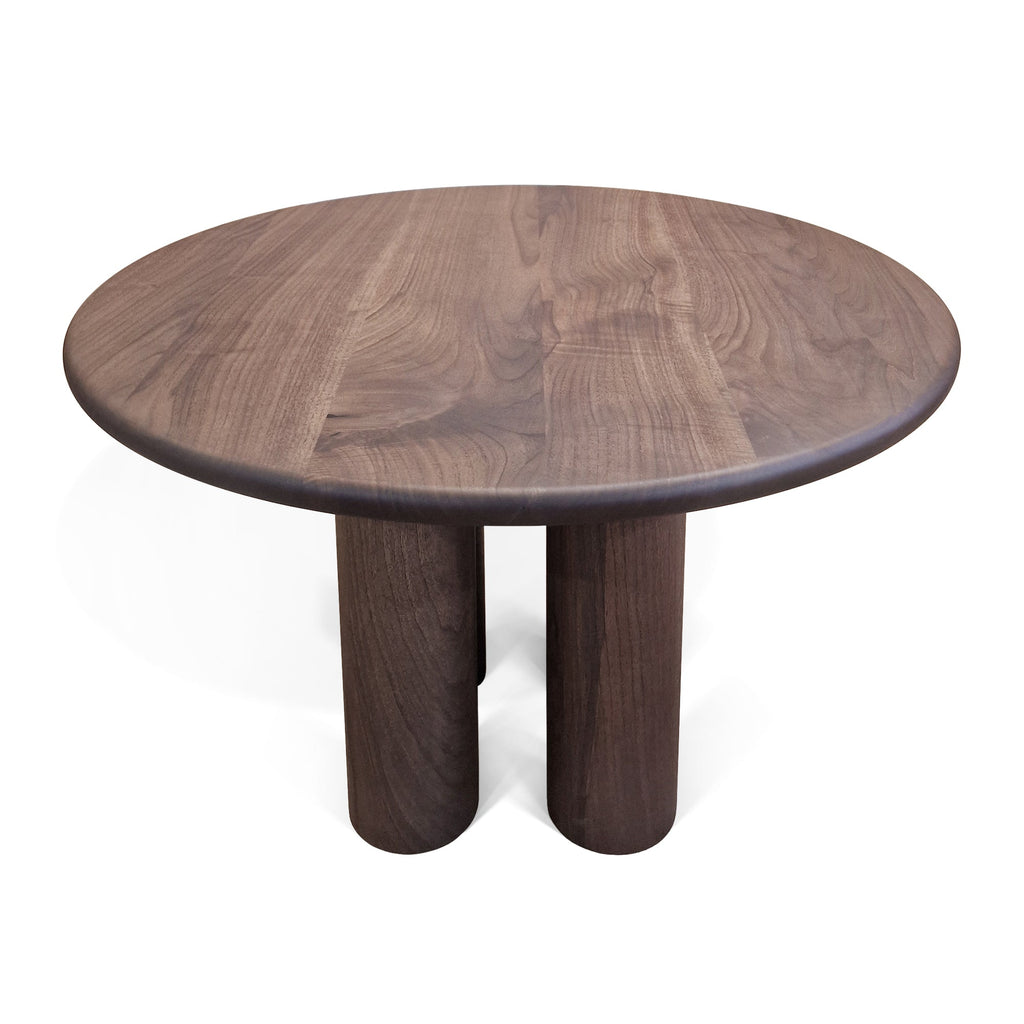 Table à manger ronde extensible en noyer chocolat - Cette luxueuse table à manger ronde - fabriquée à la main par des experts à partir de noyer européen massif de première qualité