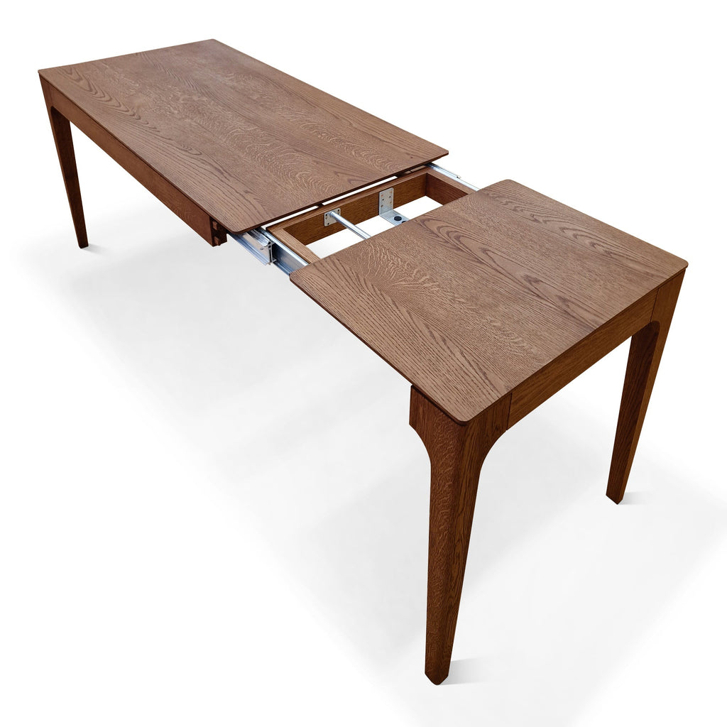 Table à Manger Extensible en Chêne Chocolat - La table à manger extensible en chêne chocolat se distingue par son design épuré et contemporain, caractérisé par son plateau lisse