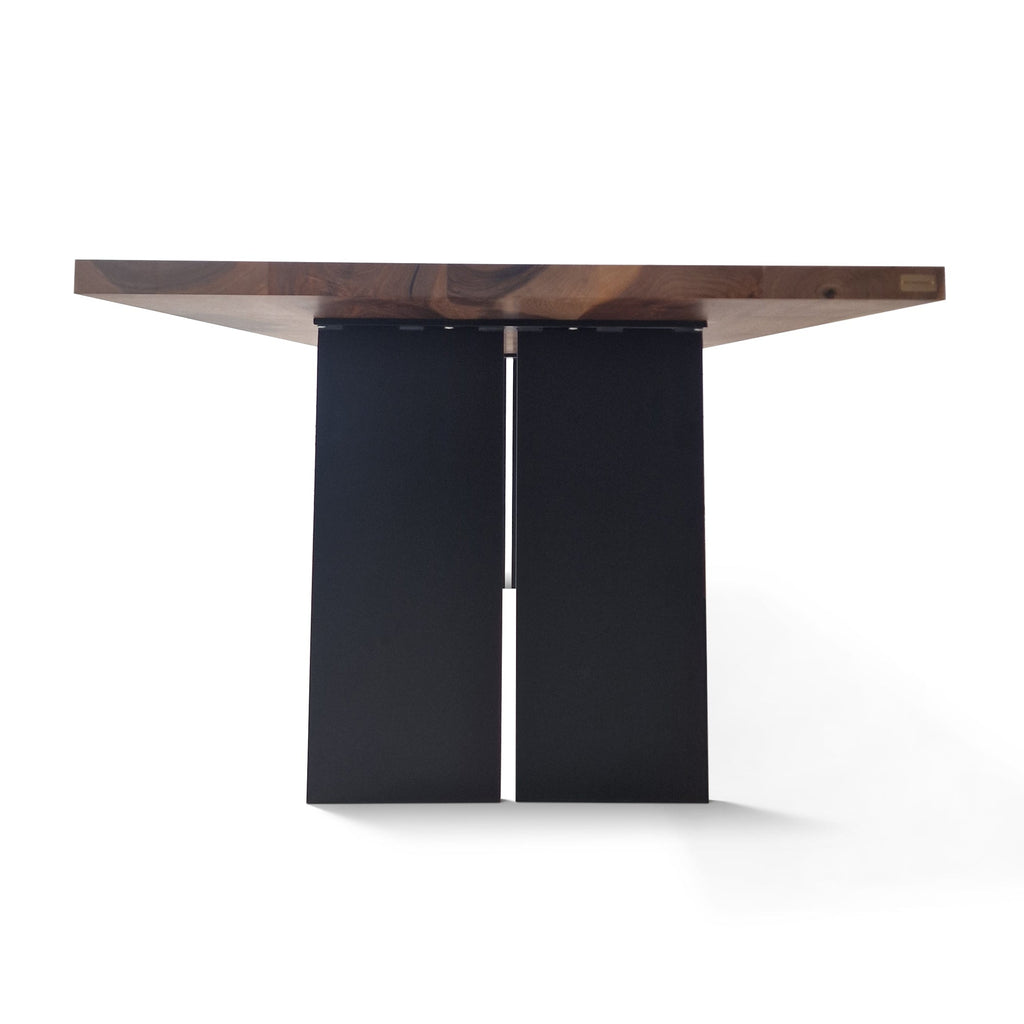 Table en noyer ou chêne massif - VEUILLEZ NOUS CONTACTER PAR EMAIL POUR UN DEVIS Information et Personnalisation La table allie harmonieusement l'élégance sculpturale à