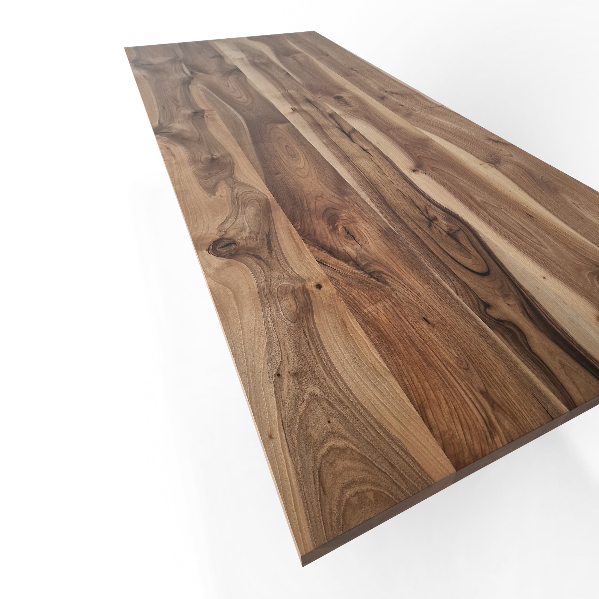 Table à manger extensible en noyer – Découvrez la table à manger Gwen en noyer massif – une pièce qui allie harmonieusement le charme serein de la vie rurale