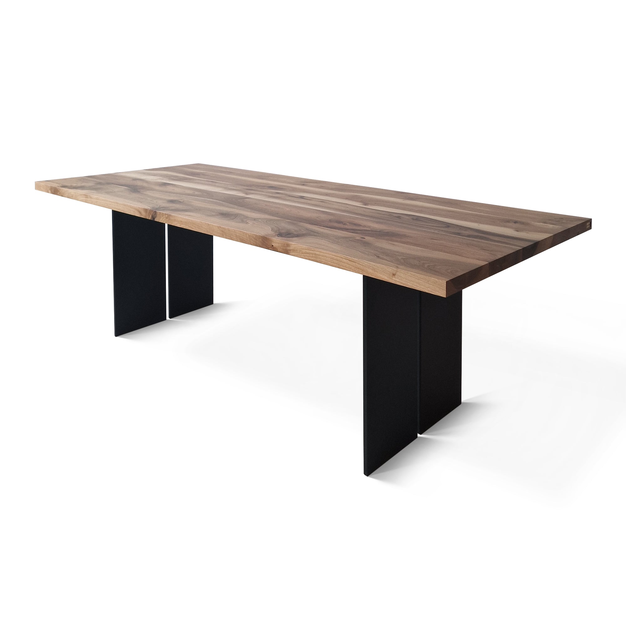 Table à manger extensible en noyer – Découvrez la table à manger Gwen en noyer massif – une pièce qui allie harmonieusement le charme serein de la vie rurale