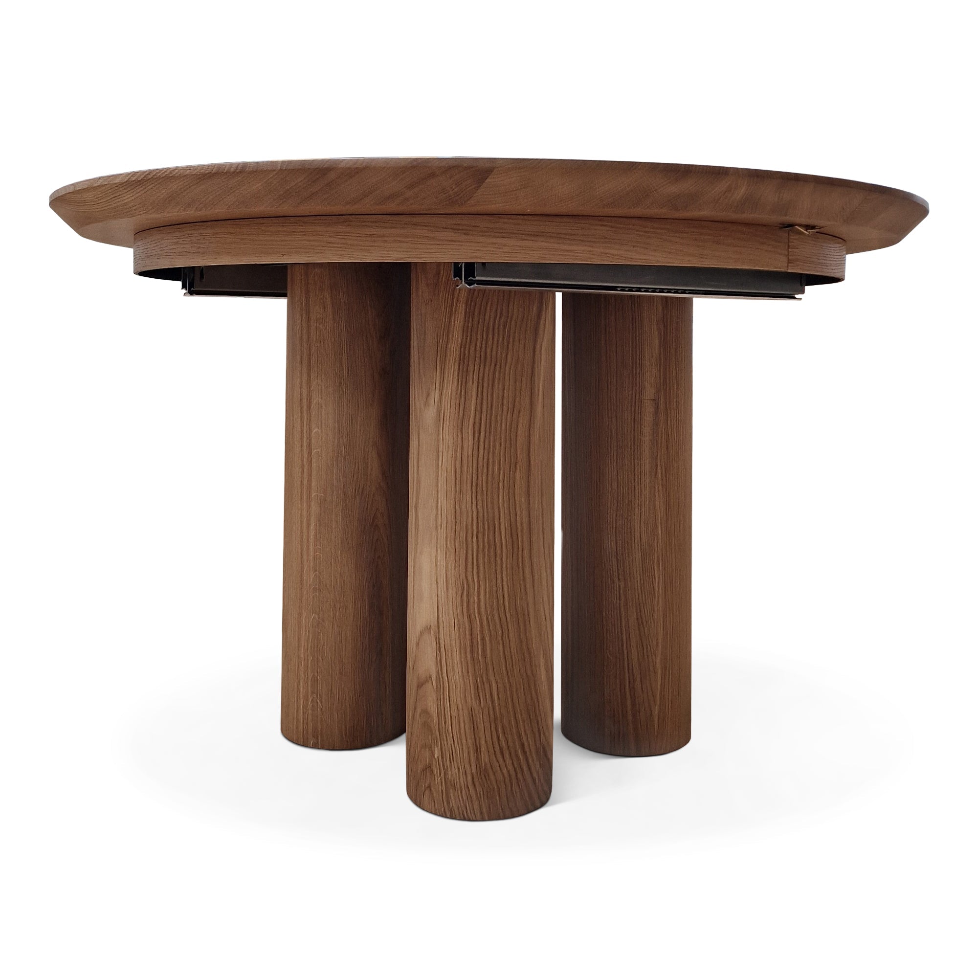 Table de salle à manger ronde extensible en noyer – Cette luxueuse table de salle à manger ronde – fabriquée à la main par des experts à partir de noyer européen massif de première qualité (teinte plus foncée de
