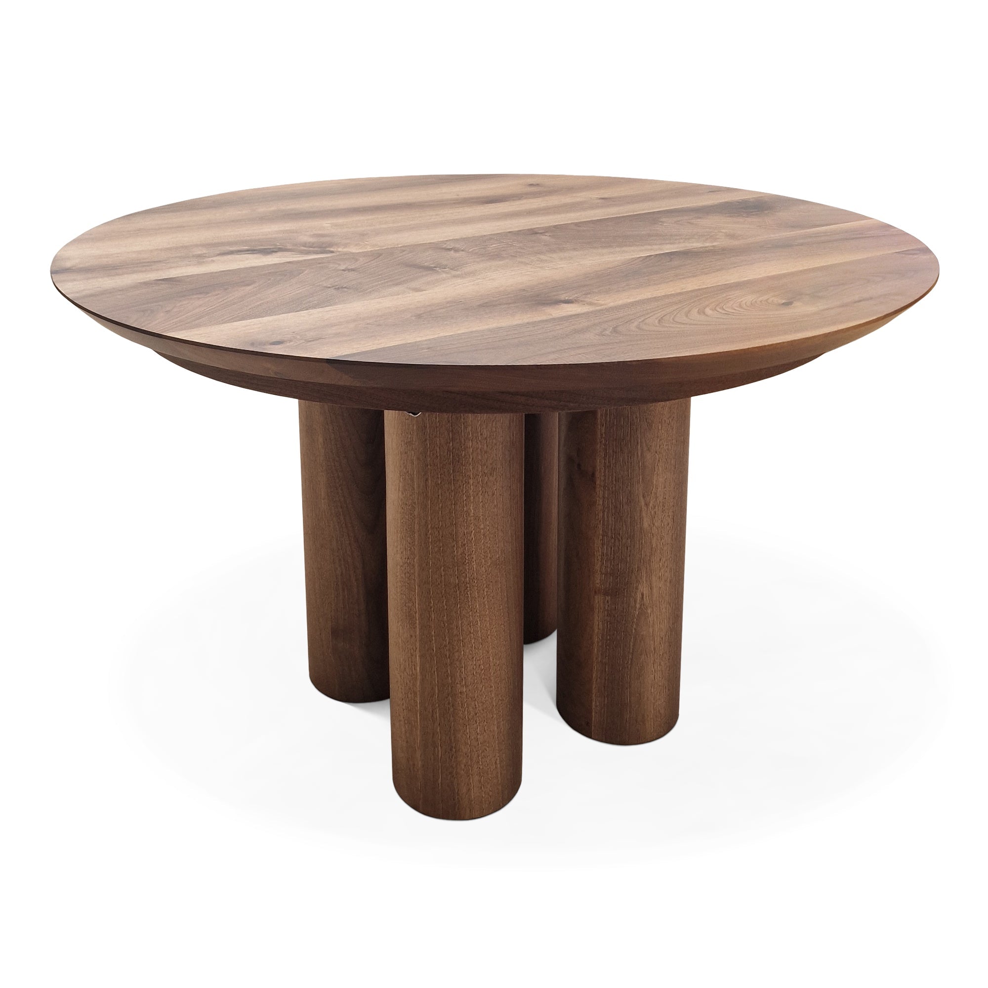 Table de salle à manger ronde extensible en noyer – Cette luxueuse table de salle à manger ronde – fabriquée à la main par des experts à partir de noyer européen massif de première qualité (teinte plus foncée de