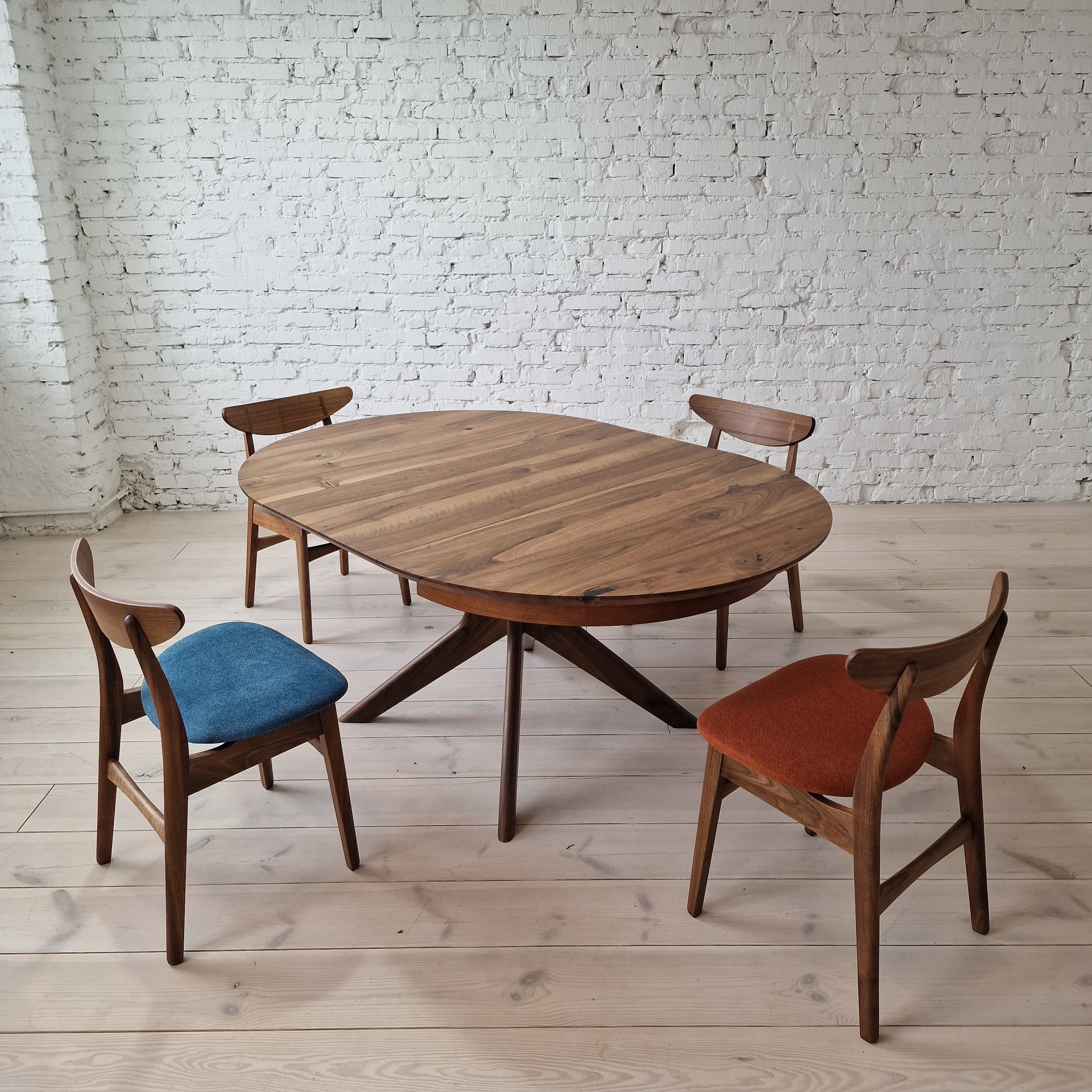 Table à manger ronde extensible en noyer – Découvrez notre table à manger ronde en noyer fabriquée à la main – un ajout magnifique à tout intérieur – Fabriquée en bois massif