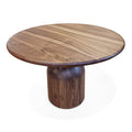 Table à Manger Ronde Extensible en Noyer - Cette luxueuse table à manger ronde – fabriquée à la main avec expertise à partir de noyer massif européen de première qualité – incarne