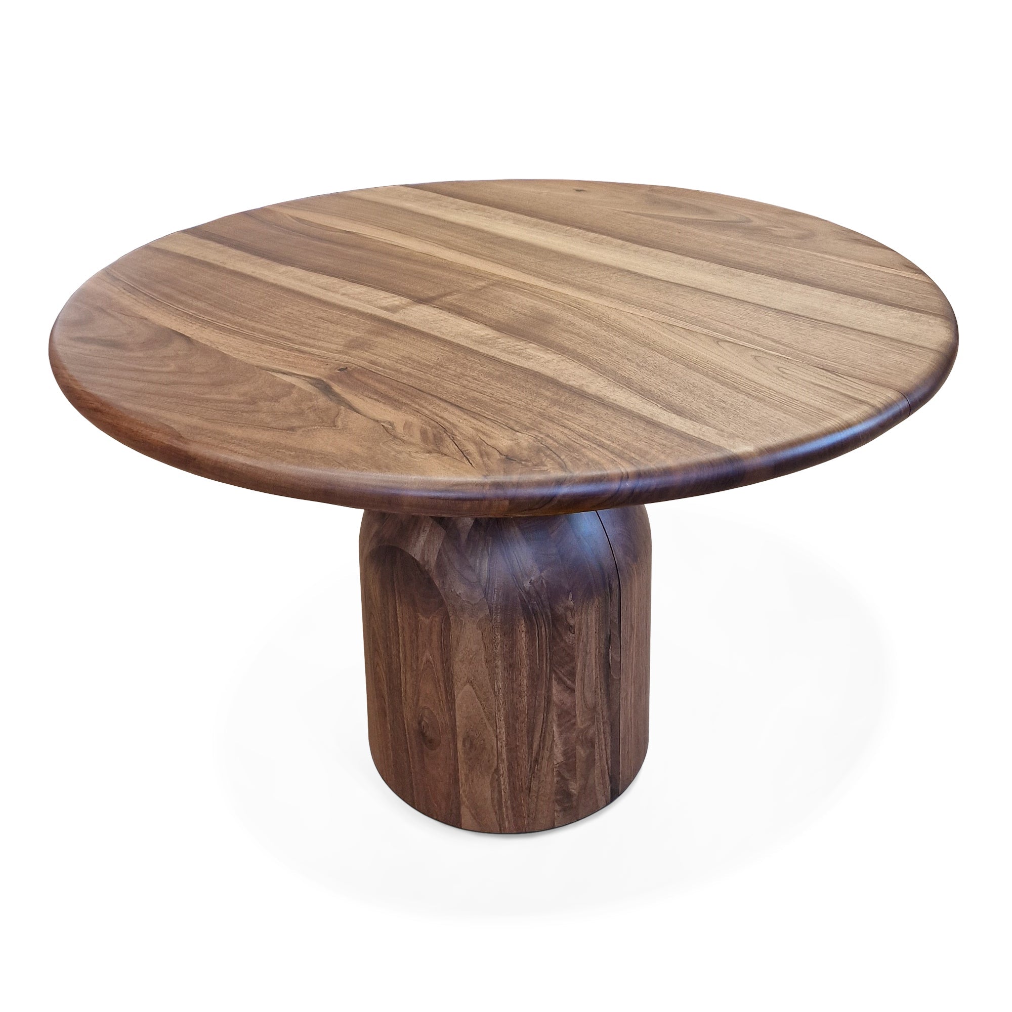 Table à Manger Ronde Extensible en Noyer - Cette luxueuse table à manger ronde – fabriquée à la main avec expertise à partir de noyer massif européen de première qualité – incarne