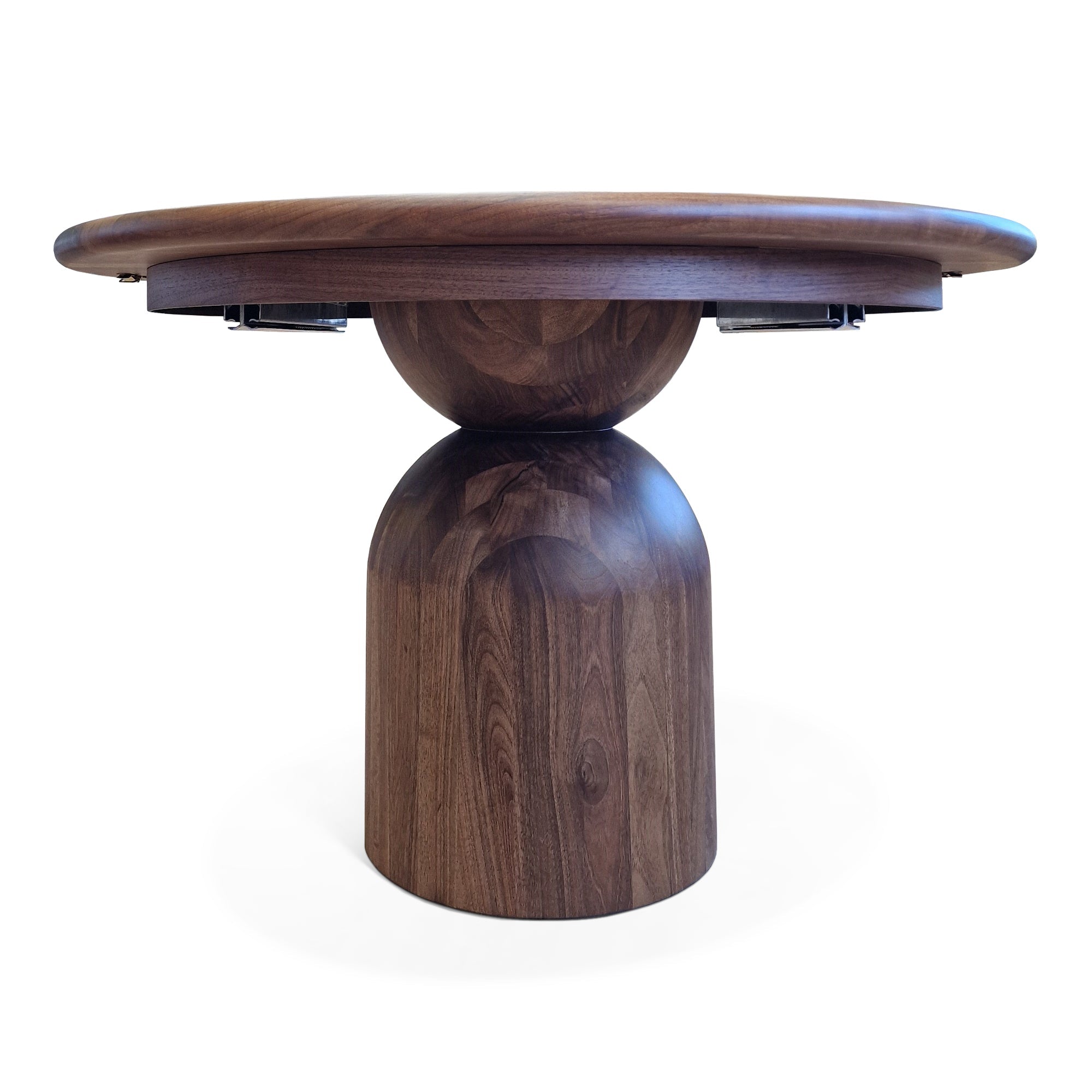 Table à Manger Ronde Extensible en Noyer - Cette luxueuse table à manger ronde – fabriquée à la main avec expertise à partir de noyer massif européen de première qualité – incarne