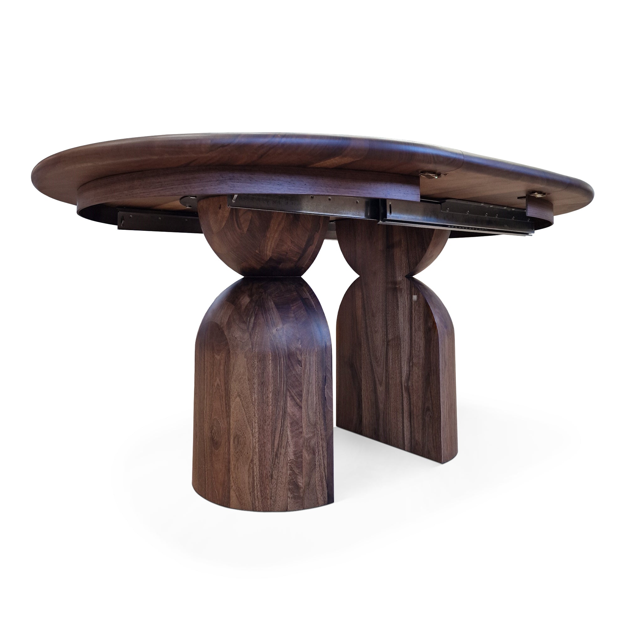 Table à Manger Ronde Extensible en Noyer - Cette luxueuse table à manger ronde – fabriquée à la main avec expertise à partir de noyer massif européen de première qualité – incarne
