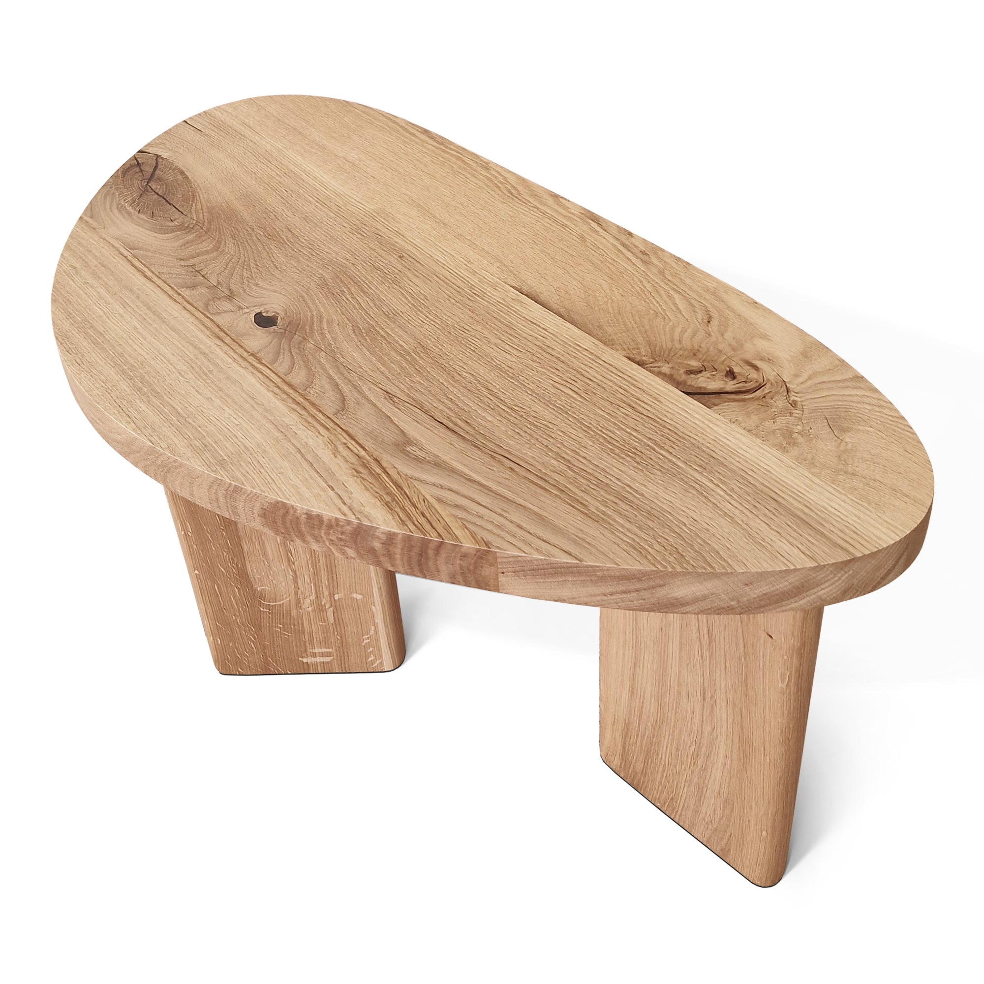 Table basse en chêne – Cette table basse présente une forme magnifiquement organique façonnée à partir de chêne massif, mettant en valeur sa surface naturellement lisse et