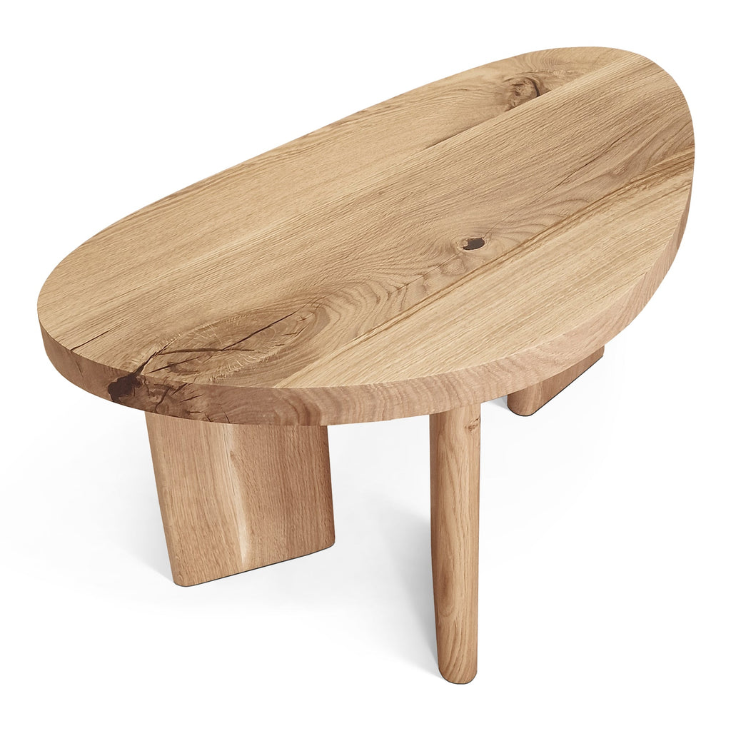 Table basse en chêne – Cette table basse présente une forme magnifiquement organique façonnée à partir de chêne massif, mettant en valeur sa surface naturellement lisse et