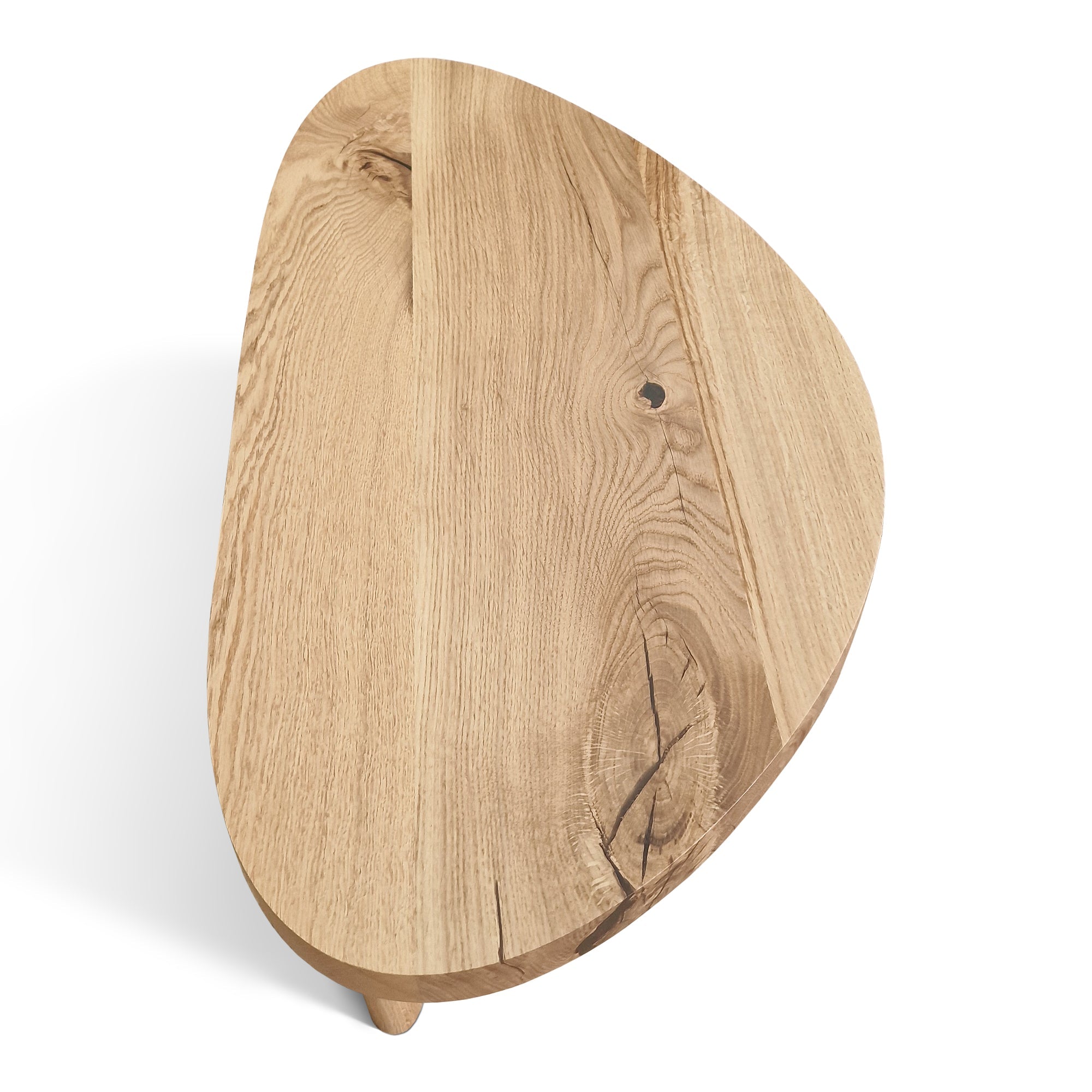 Table basse en chêne – Cette table basse présente une forme magnifiquement organique façonnée à partir de chêne massif, mettant en valeur sa surface naturellement lisse et