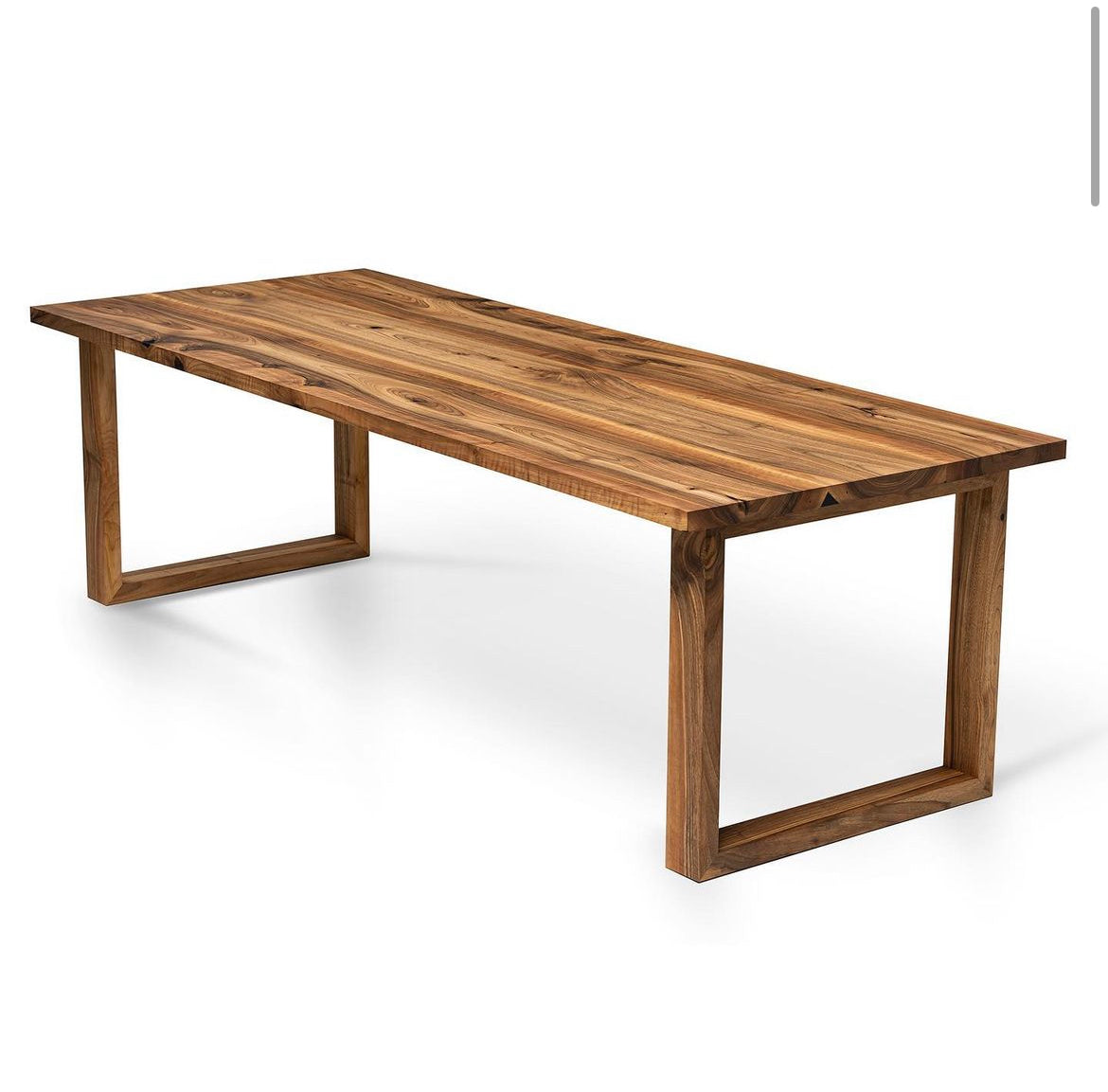 Bureau en Noyer Naturel - Bureau en bois massif à planches. La hauteur standard de toutes les tables est de 75cm. Les pieds métalliques peuvent être facilement démontés pour le transport.