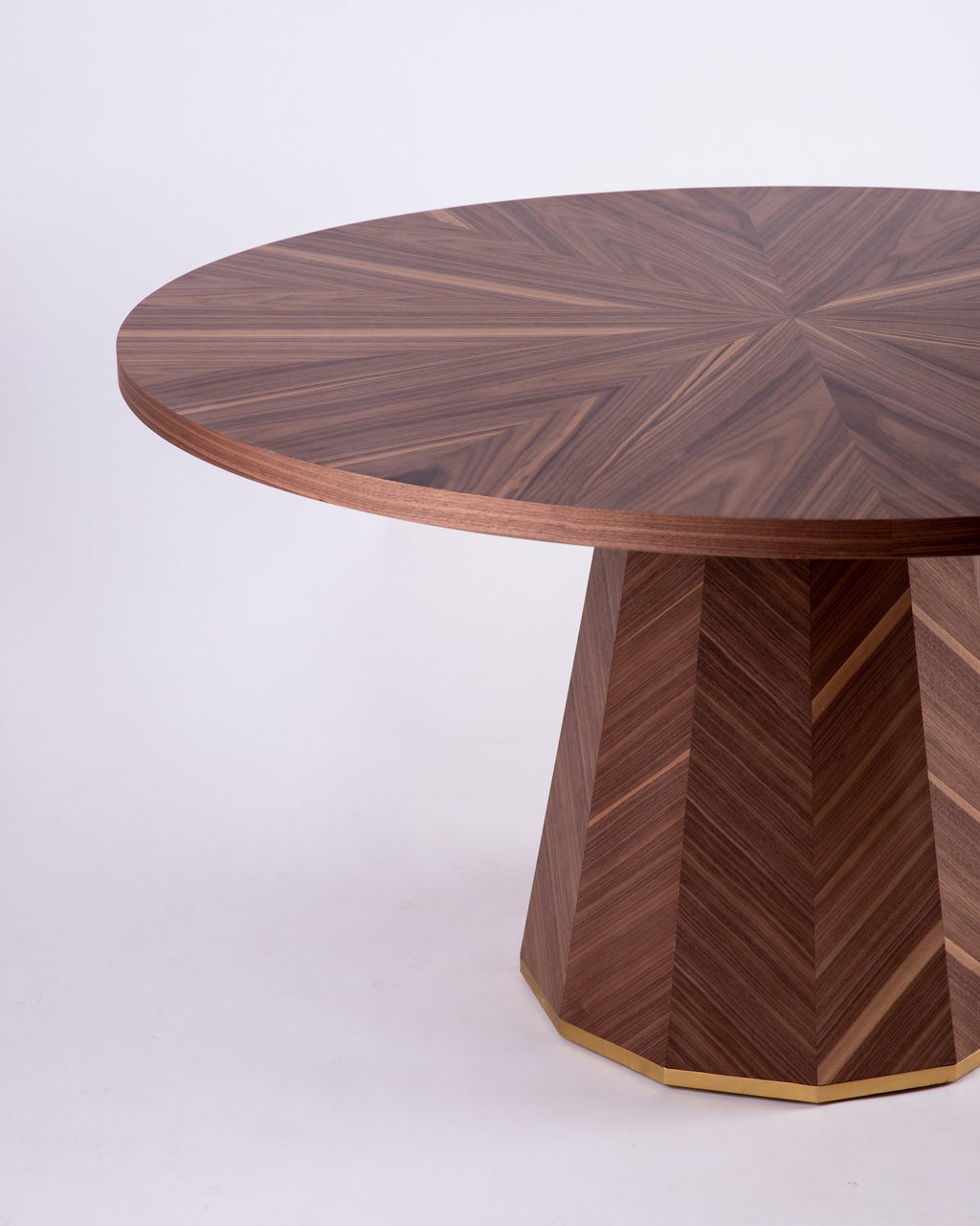 Table en Noyer - avec son placage en noyer américain traité thermiquement - allie avec brio la beauté naturelle du bois à un design épuré et moderne - Le