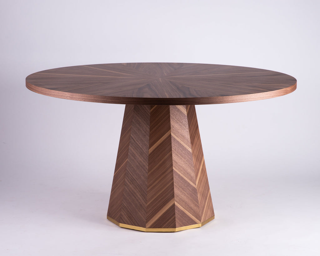 Table en Noyer - avec son placage en noyer américain traité thermiquement - allie avec brio la beauté naturelle du bois à un design épuré et moderne - Le