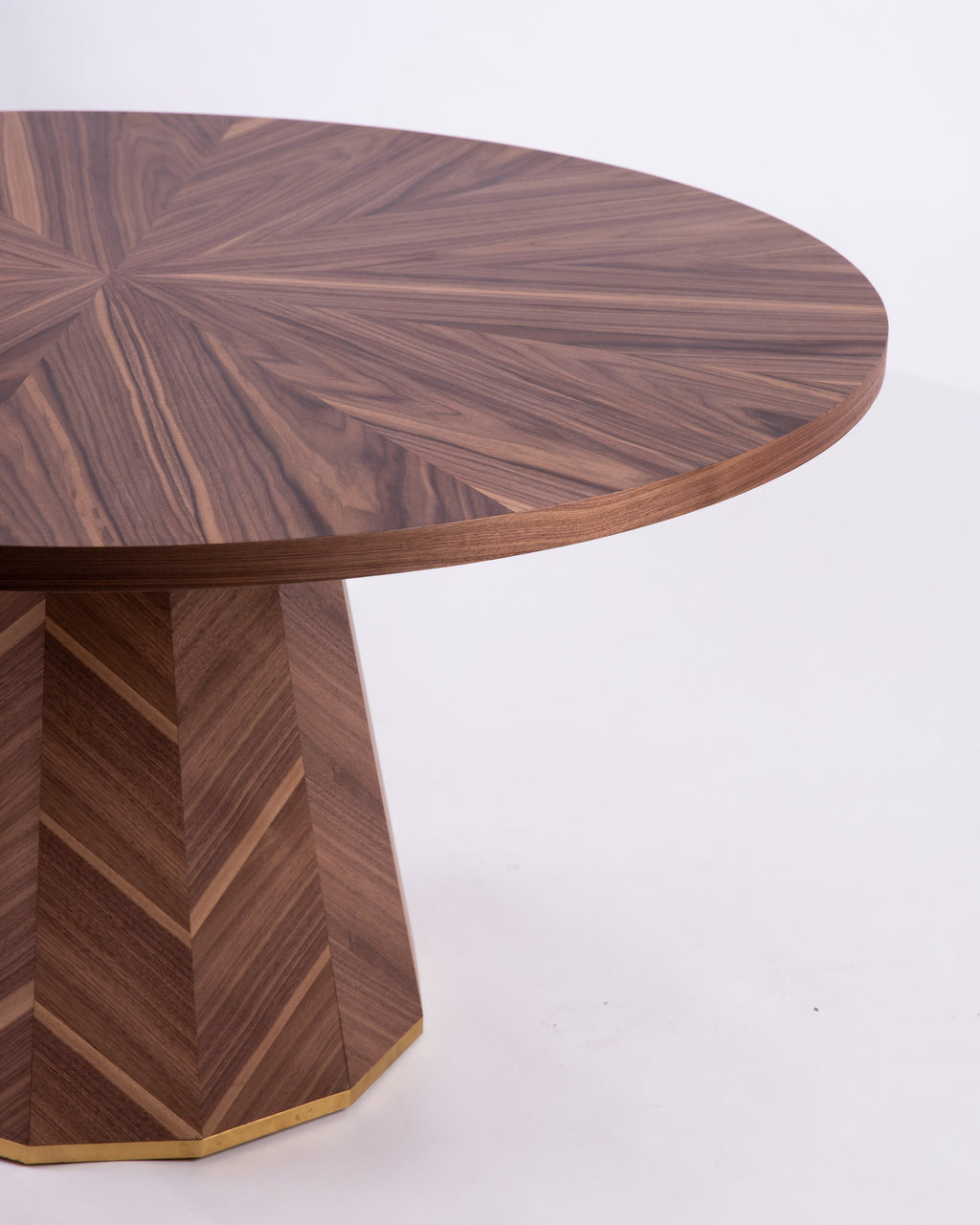 Table en Noyer - avec son placage en noyer américain traité thermiquement - allie avec brio la beauté naturelle du bois à un design épuré et moderne - Le