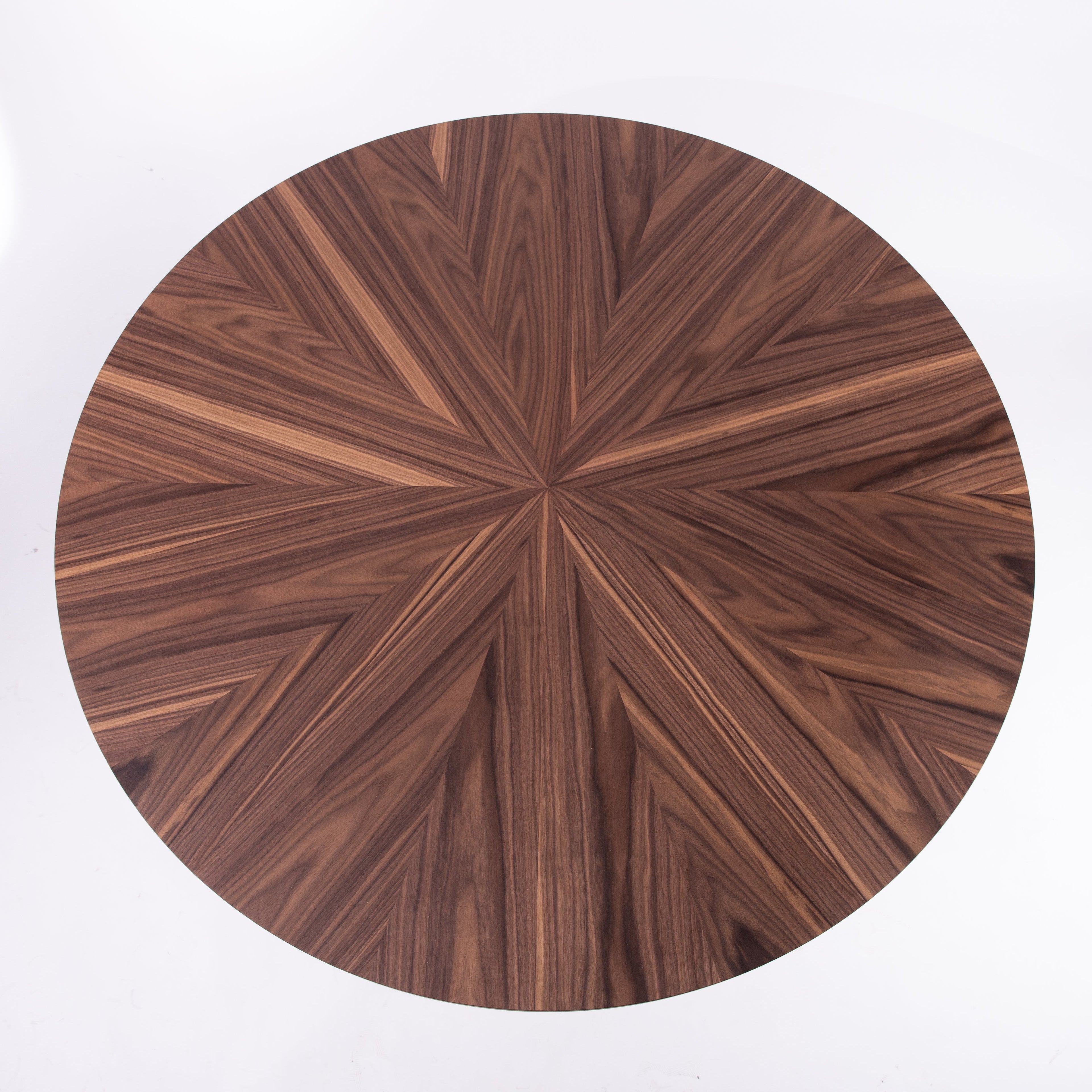 Table en Noyer - avec son placage en noyer américain traité thermiquement - allie avec brio la beauté naturelle du bois à un design épuré et moderne - Le