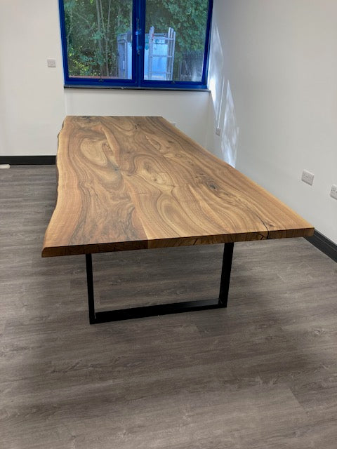 Bureau en Noyer Naturel - Bureau en bois massif à planches. La hauteur standard de toutes les tables est de 75cm. Les pieds métalliques peuvent être facilement démontés pour le transport.