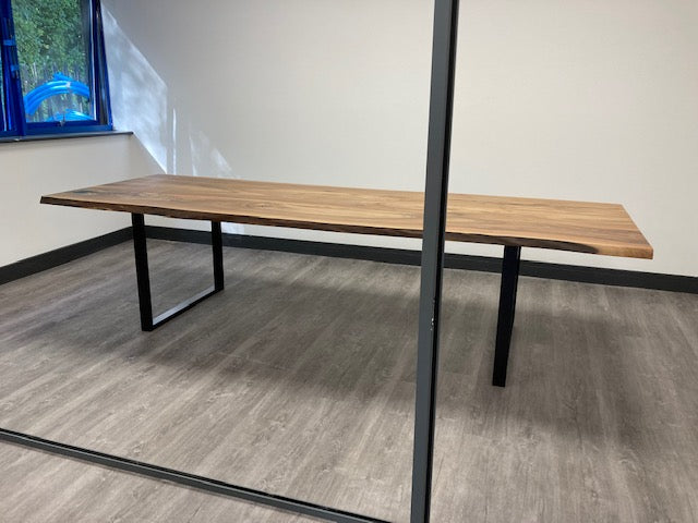 Bureau en Noyer Naturel - Bureau en bois massif à planches. La hauteur standard de toutes les tables est de 75cm. Les pieds métalliques peuvent être facilement démontés pour le transport.