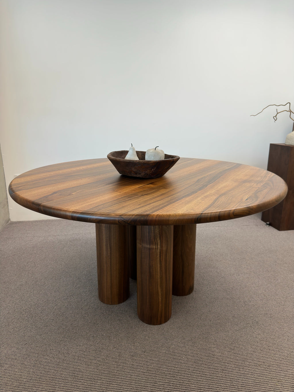 Table de salle à manger ronde extensible en noyer – Cette luxueuse table de salle à manger ronde – fabriquée à la main par des experts à partir de noyer européen massif de première qualité (teinte plus foncée de