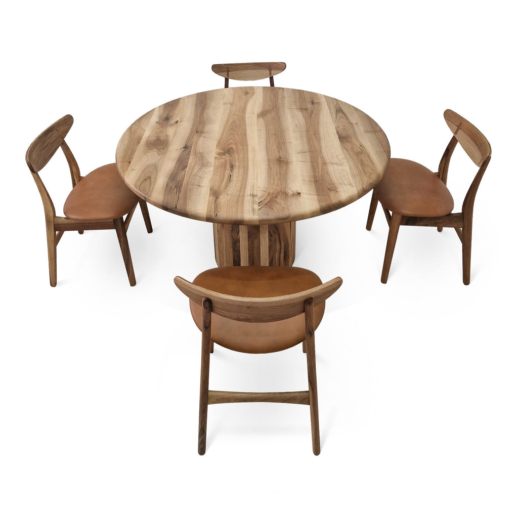 Table à Manger Ronde Extensible en Noyer - Cette luxueuse table à manger ronde – fabriquée à la main avec expertise à partir de noyer massif européen de première qualité – incarne