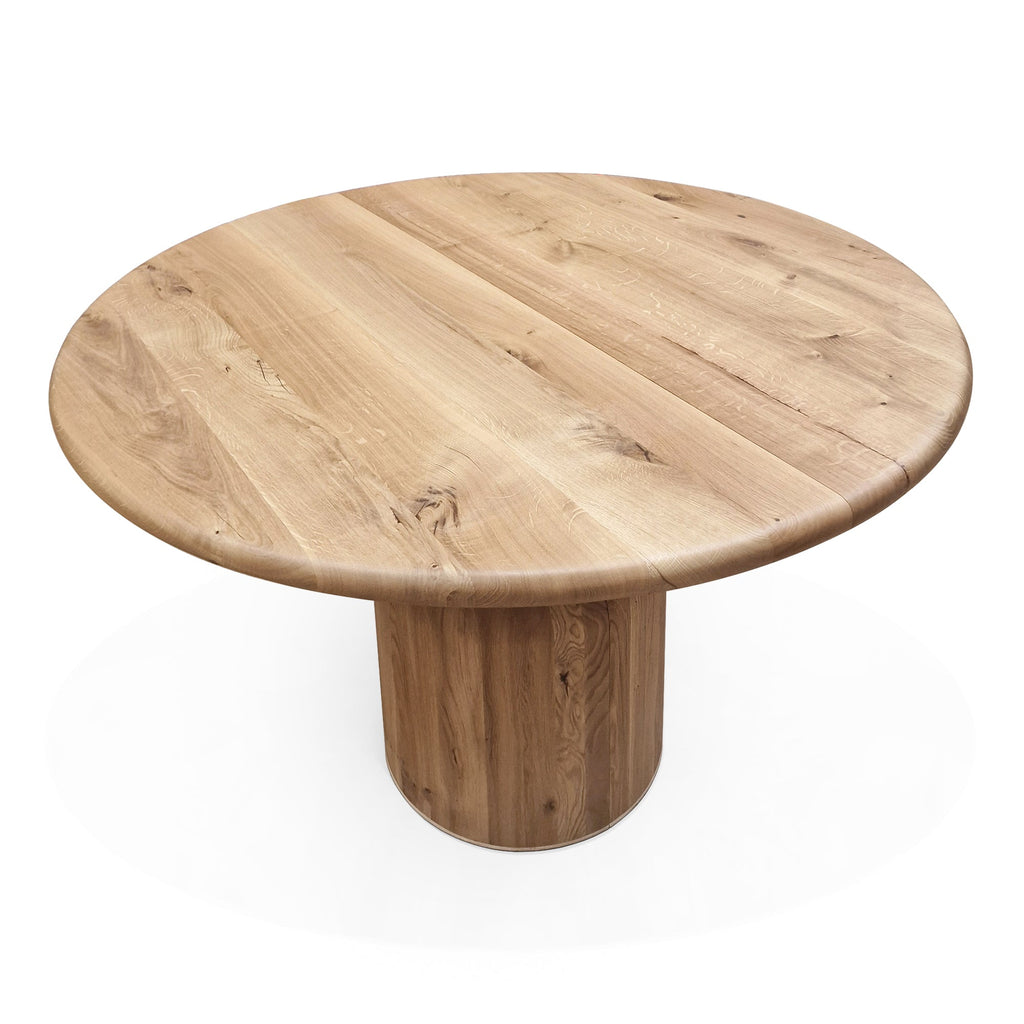 Table à manger ronde extensible en chêne - Plongez dans le mélange harmonieux de chaleur et de modernité avec notre table à manger ronde en chêne - rehaussée par des pieds ronds