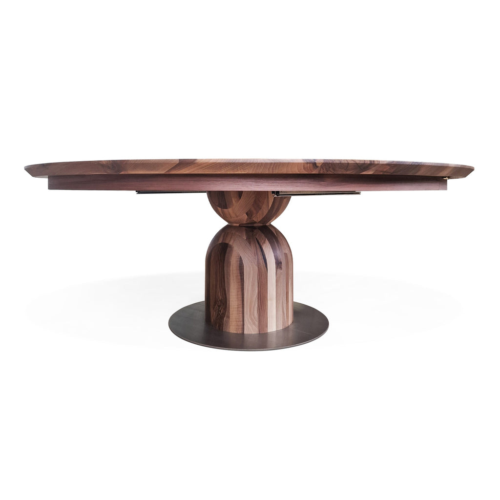 Table à Manger Ronde Extensible en Noyer - Cette luxueuse table à manger ronde – fabriquée à la main avec expertise à partir de noyer massif européen de première qualité – incarne