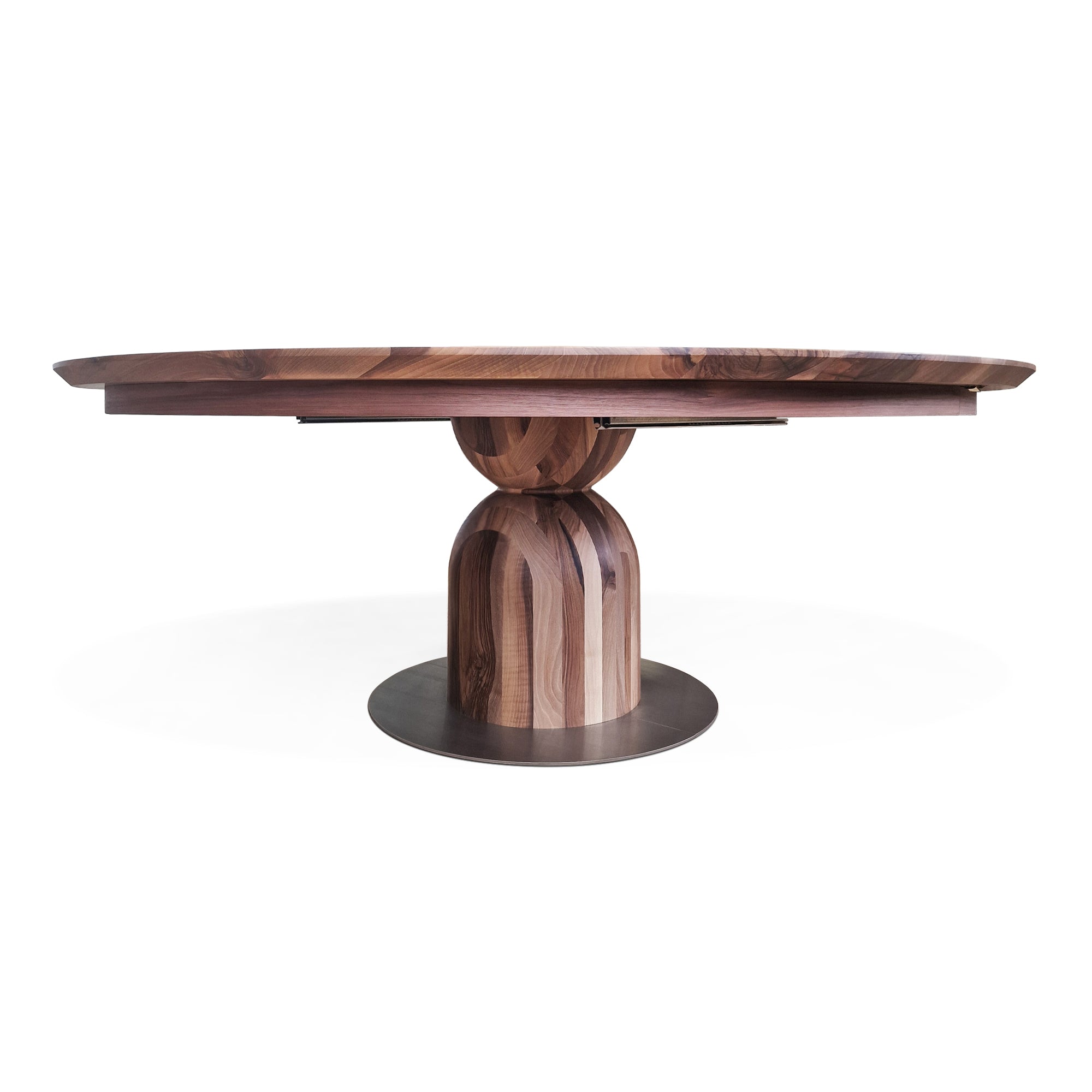 Table à Manger Ronde Extensible en Noyer - Cette luxueuse table à manger ronde – fabriquée à la main avec expertise à partir de noyer massif européen de première qualité – incarne