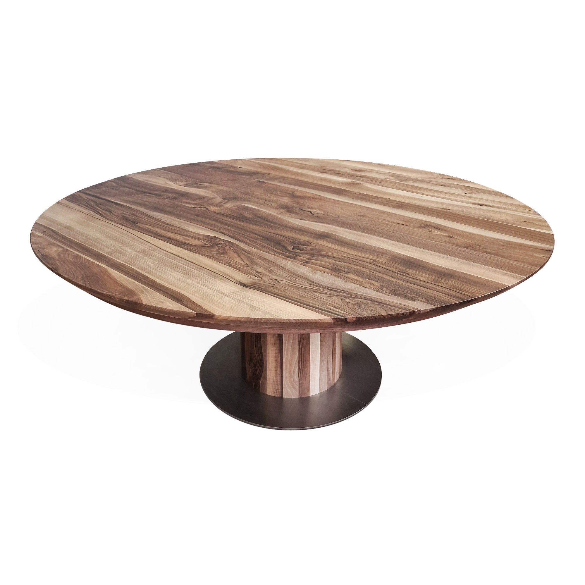 Table à Manger Ronde Extensible en Noyer - Cette luxueuse table à manger ronde – fabriquée à la main avec expertise à partir de noyer massif européen de première qualité – incarne